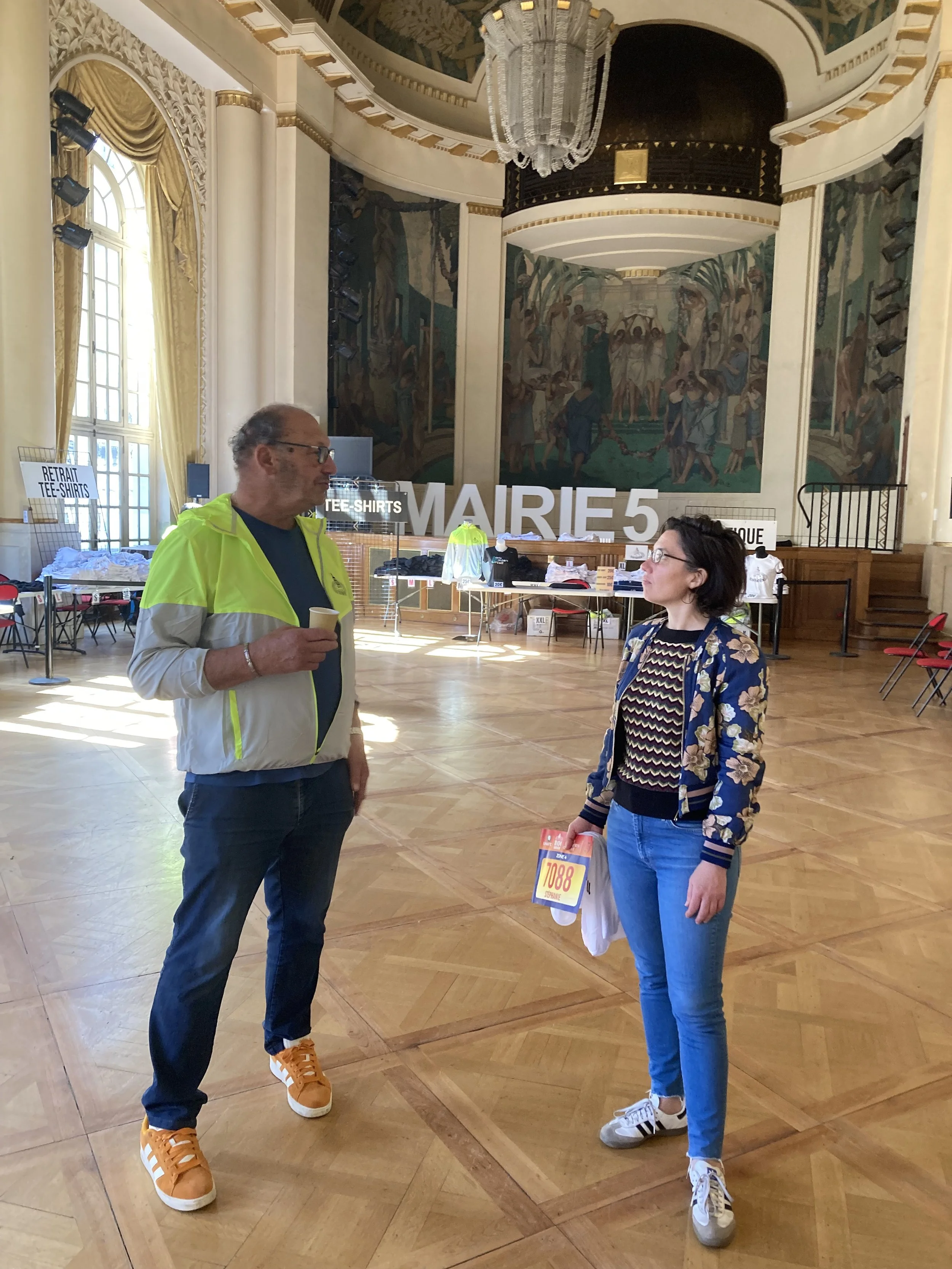 Stéphanie, Comité Directeur OMS Paris 5, et Didier de Honfleur, bénévole de la course