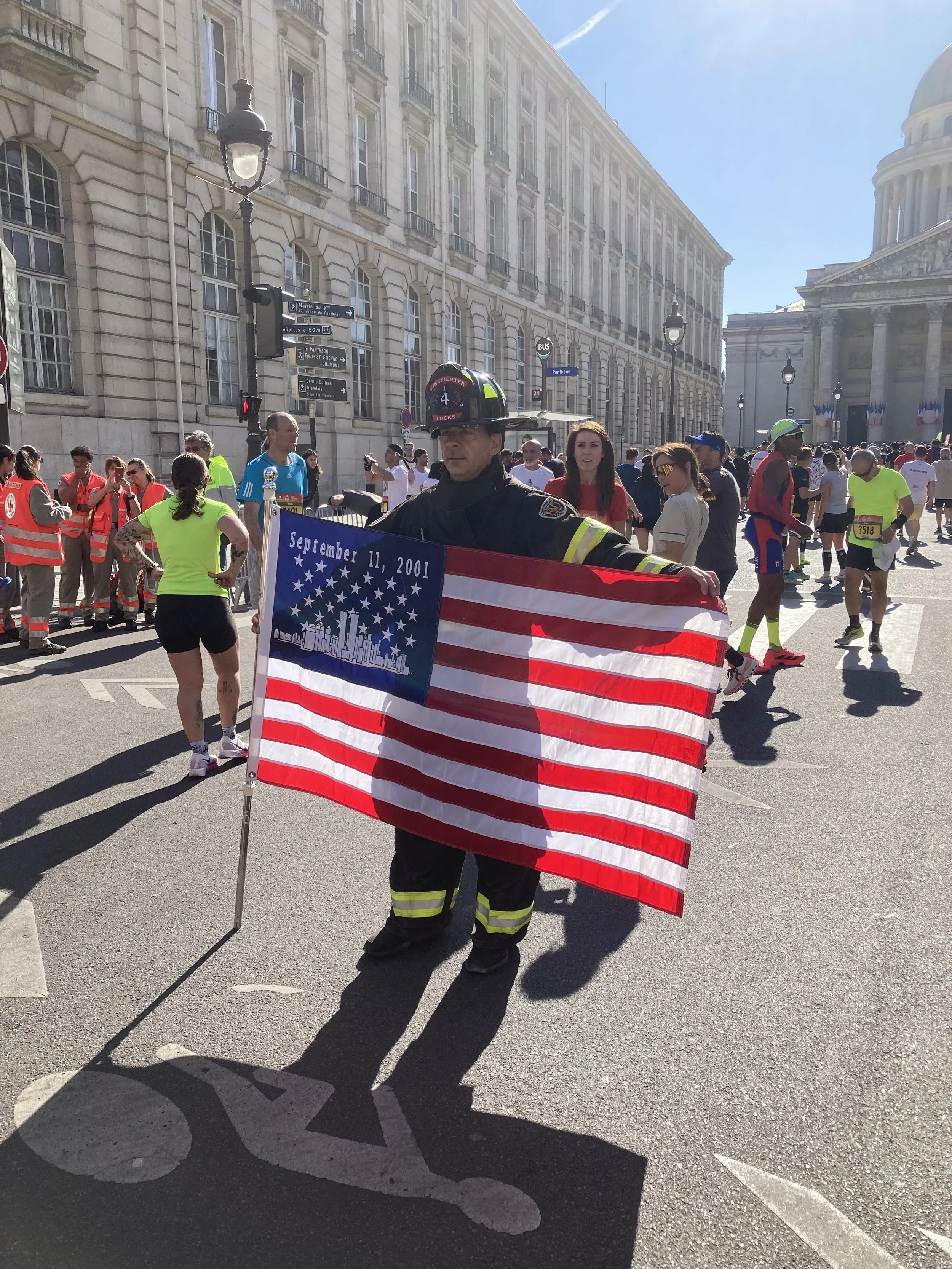 Incroyable exploit de ce pompier US qui a couru en tenue de feu à la mémoire de ses frères d’arme.