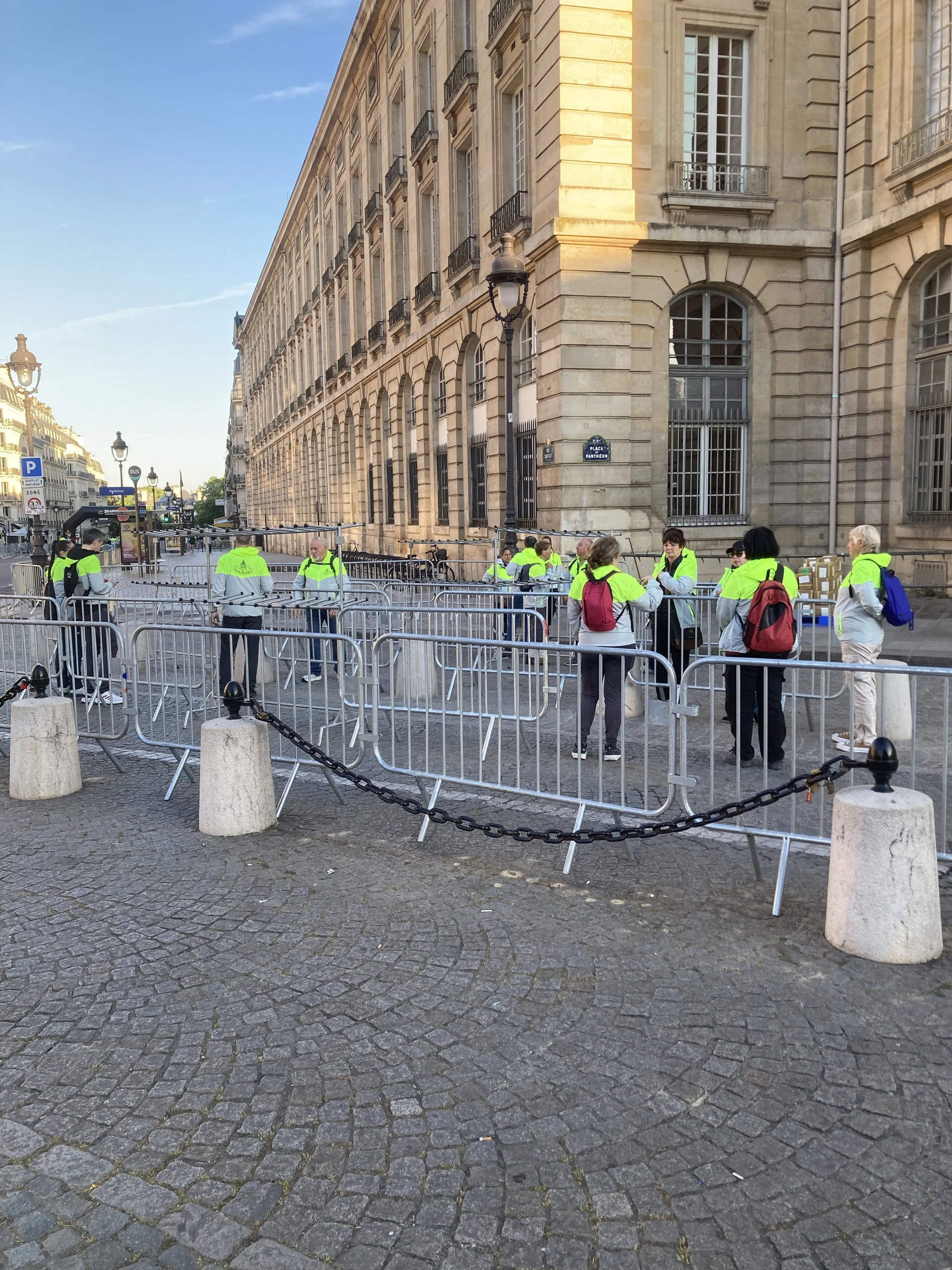 Arrivée de bénévoles sur la zone des médailles