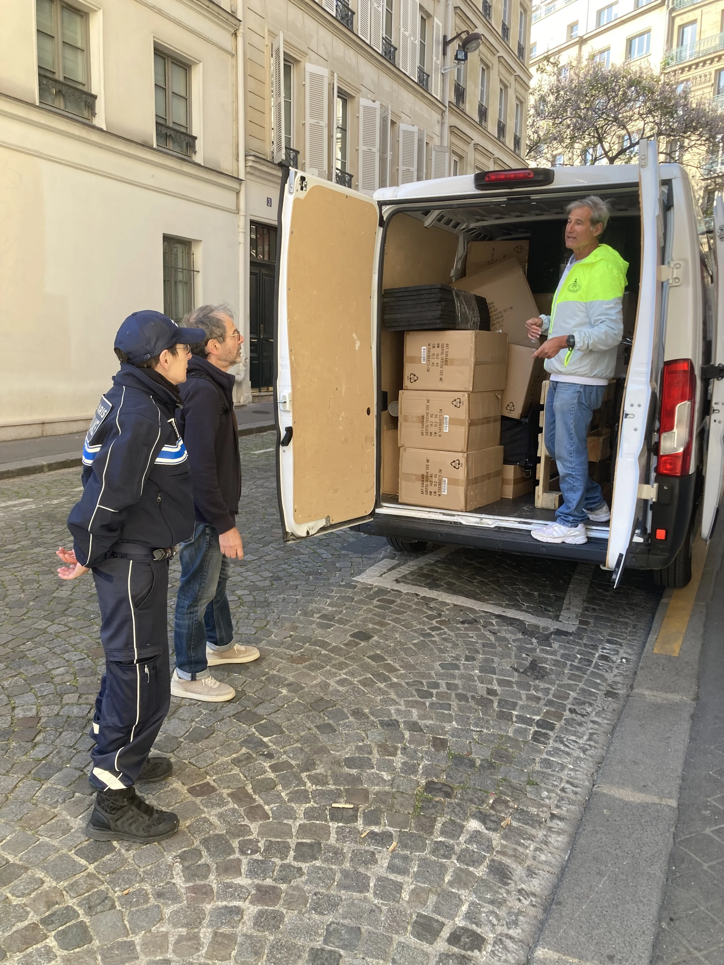 Sylvain en discussion avec Véronique et Thierry
