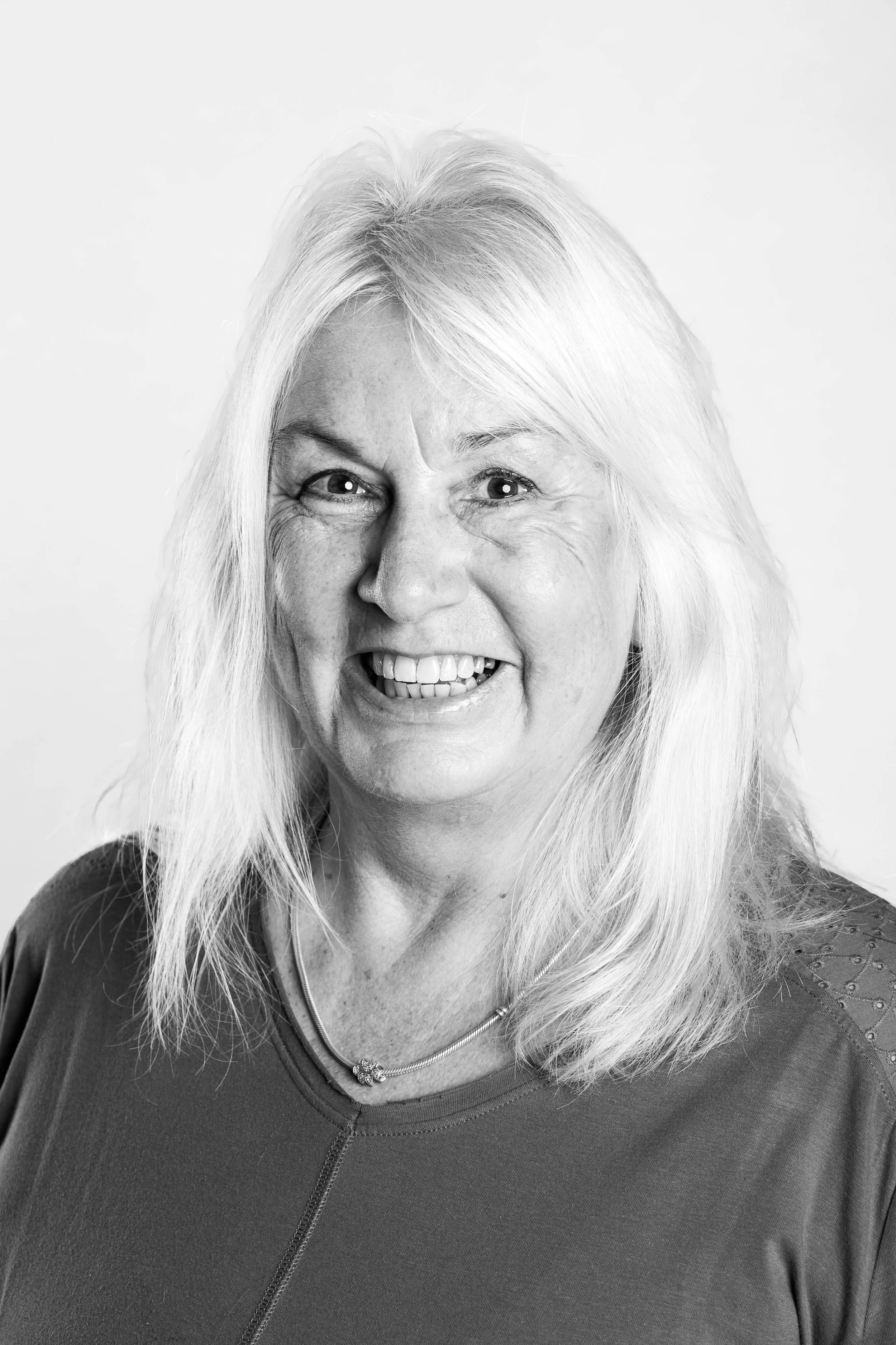 Lynn Holden Headshot
