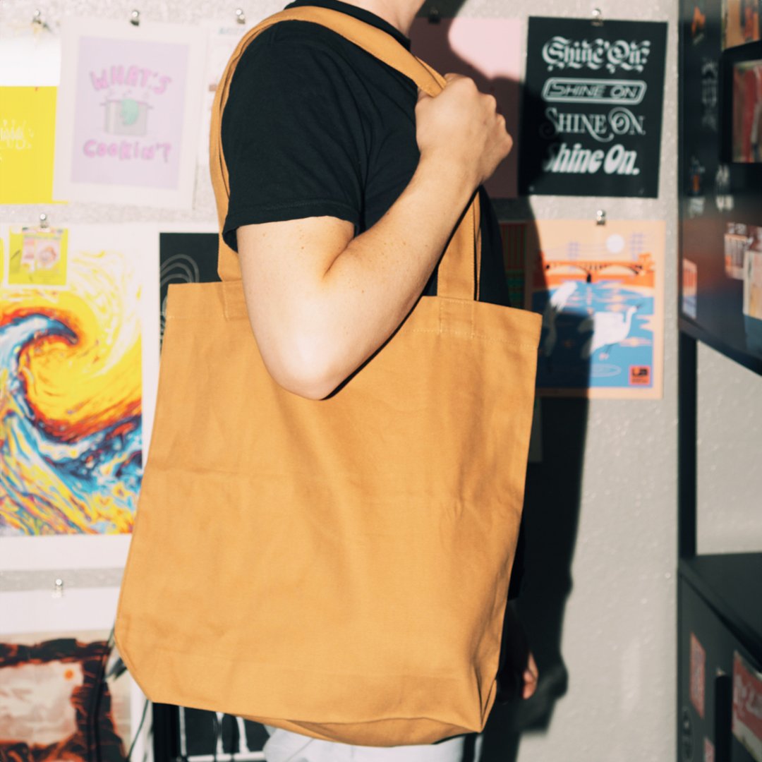 The sizing and drape difference of the Carrie and Shoulder 100% cotton totes.

Carrie -> Shoulder