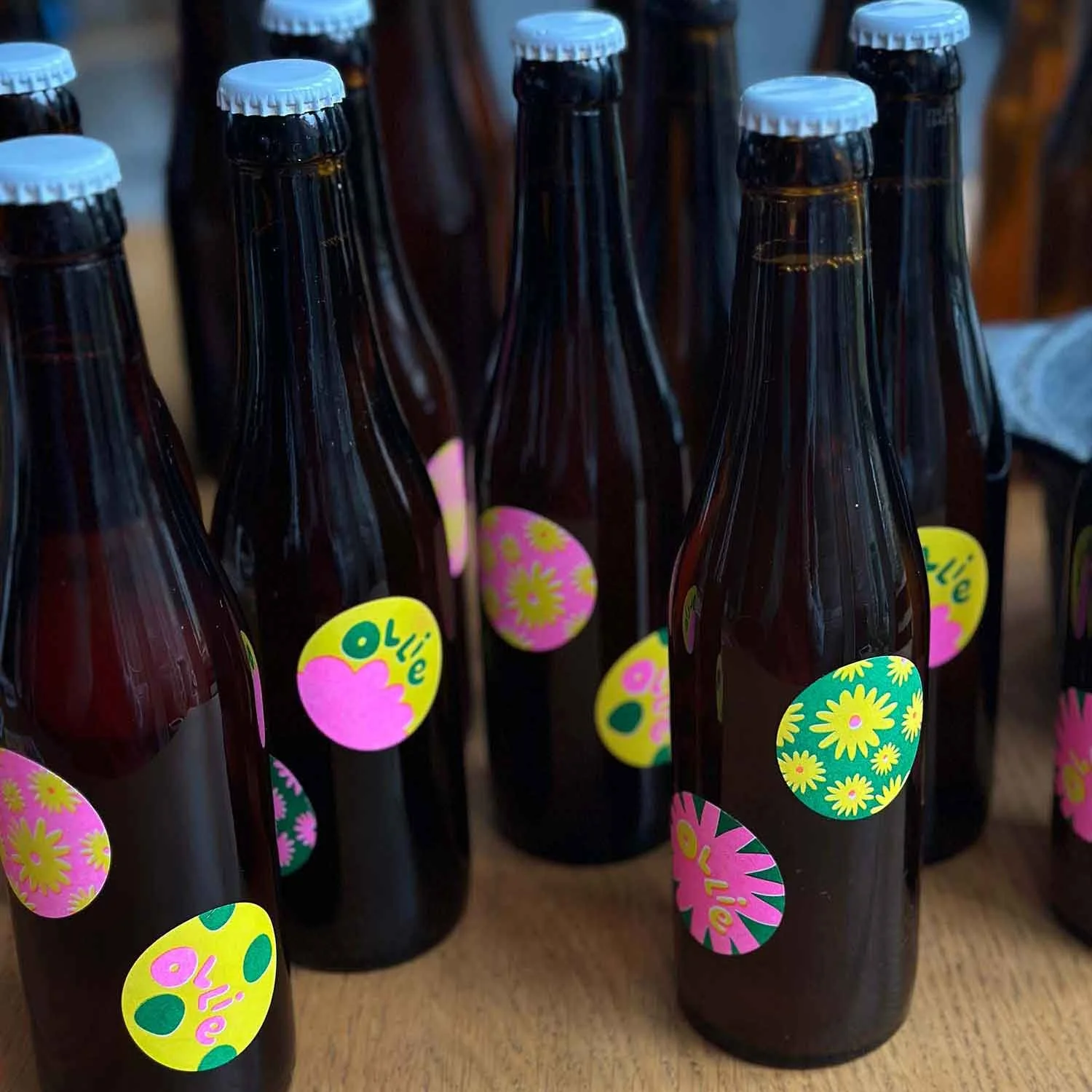  Ontwerp : Fien Van Asch    Kleuren : Yellow + Fluo Pink + Green   Papier : Sticker 40mm