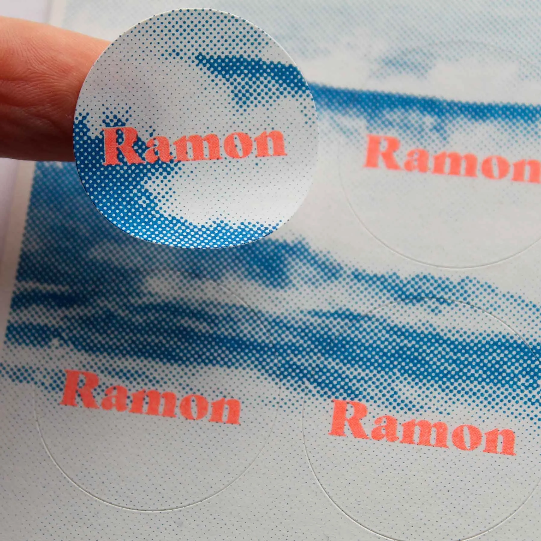  Ontwerp : Studio Boekenberg    Kleuren : Fluo Orange + Blue   Papier : Sticker 30mm