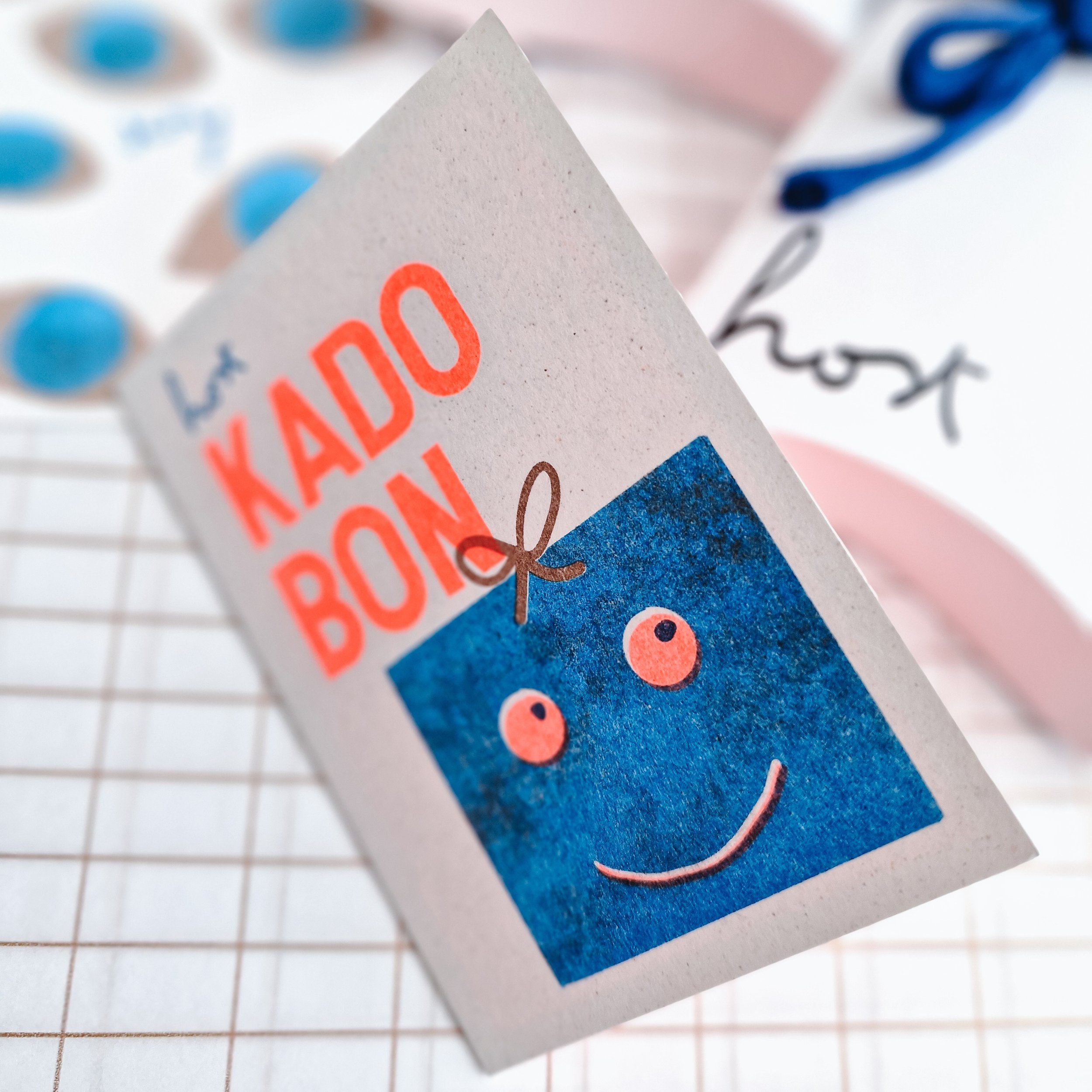  Ontwerp : Studio Boekenberg    Kleuren : Fluo Orange + Blue + Metallic Gold   Papier : Crush Corn 250g