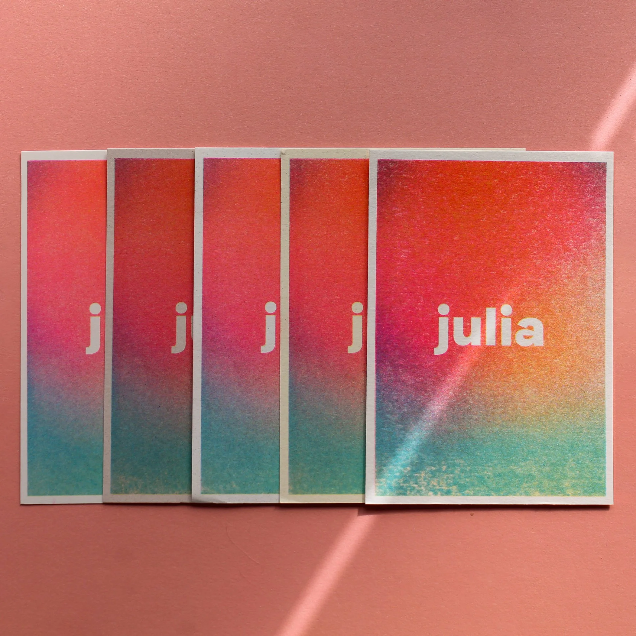 Op andere verschillende papiersoorten. Rechts naar links: Materica Gesso, Crush Citrus, Crush Corn, Crush Grape, Loop Birch. 