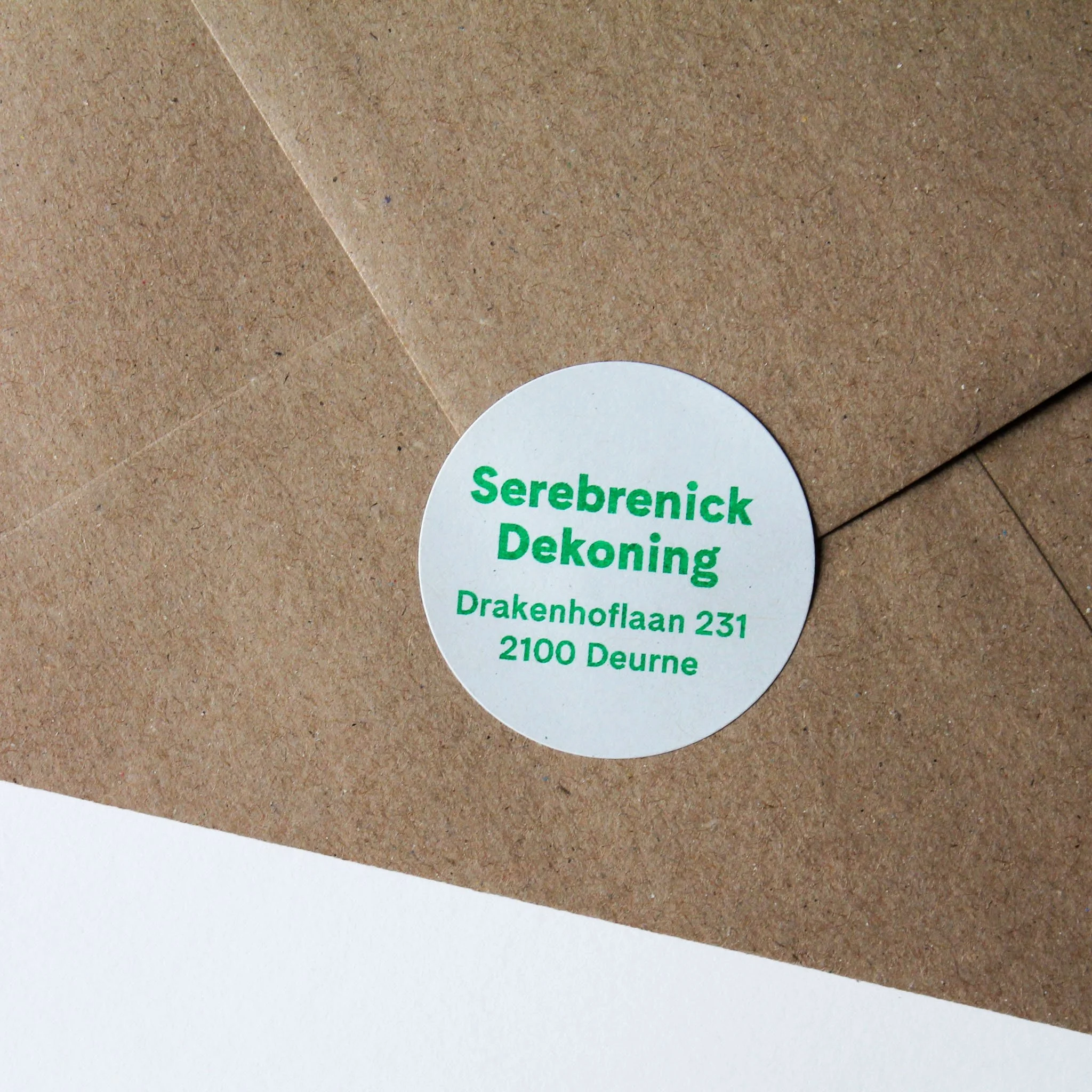 Kraft envelop met adressticker in dezelfde kleur als het kaartje