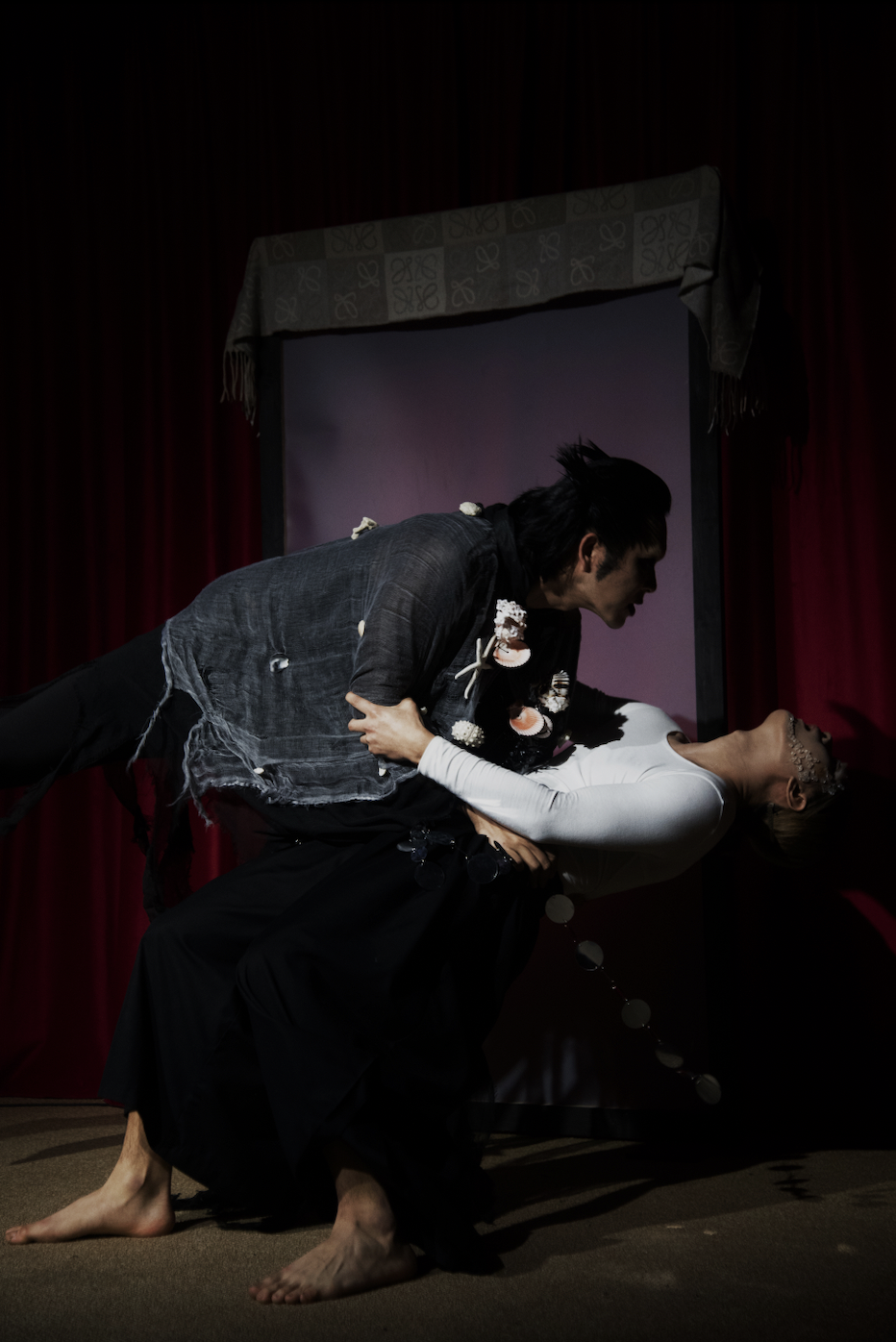 It’s a vast deep sea, with dark corners full of uncertainty
Searching for something in memory always feels exhausting
Memory is chaotic, dangerous, and deceitful
But forgetting is like the seabed of that vast ocean,  Wide and forgiving, it embraces e