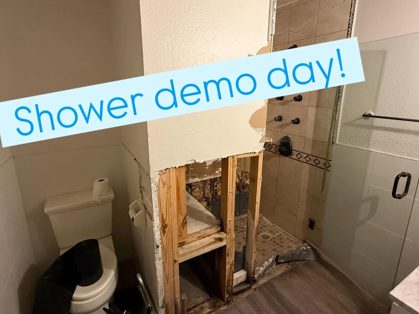 🚿 Shower Tear-Out & Dry-Out in Progress!
Hidden moisture was discovered beneath the tile and mortar bed after a long-term leak. We removed affected materials, sanitized the area, and set up drying equipment to prevent secondary damage.
Every jo