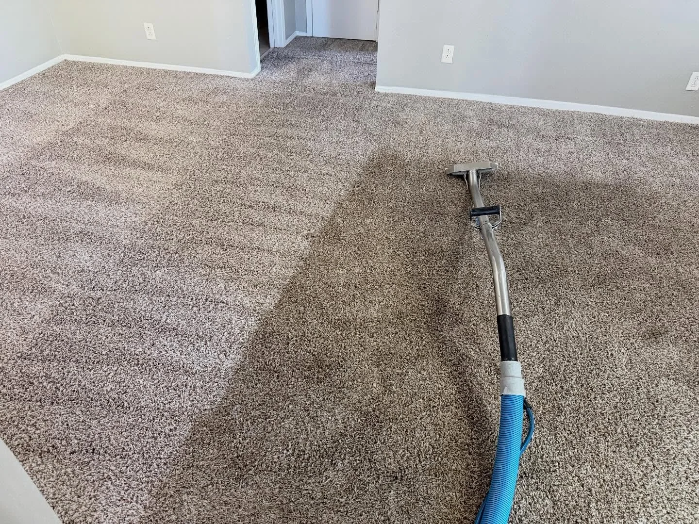Love a good transformation? So do we.
Here’s a peek at two homes we cleaned today — the mid-clean photos say it all!
Tap ❤️ if you love a good comeback story.
#RapidDry #BeforeAndAfterCleaning #WaterDamageExperts #CarpetCleaning #Centra