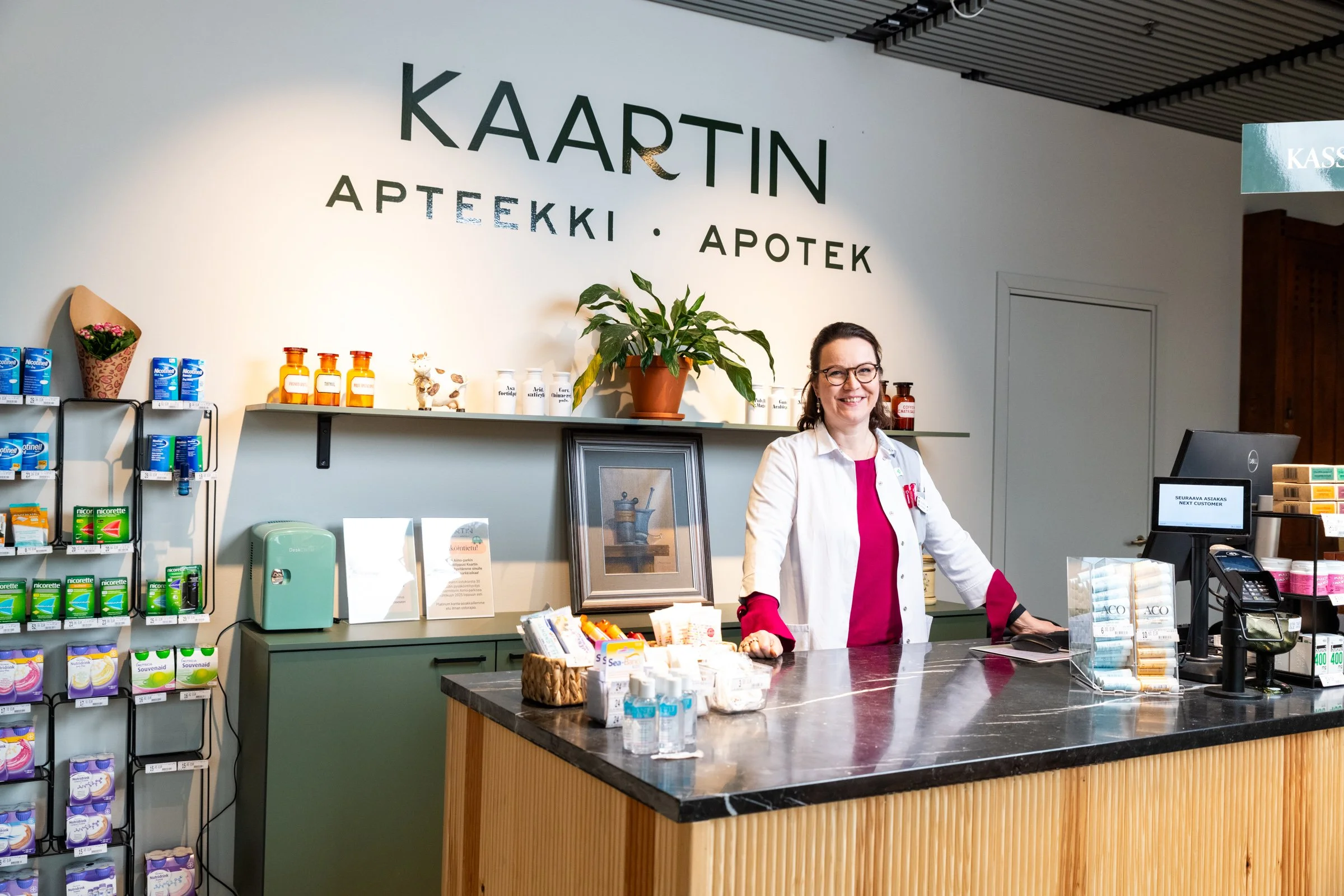 Apotekaren vid kassan på Kaartin apotek