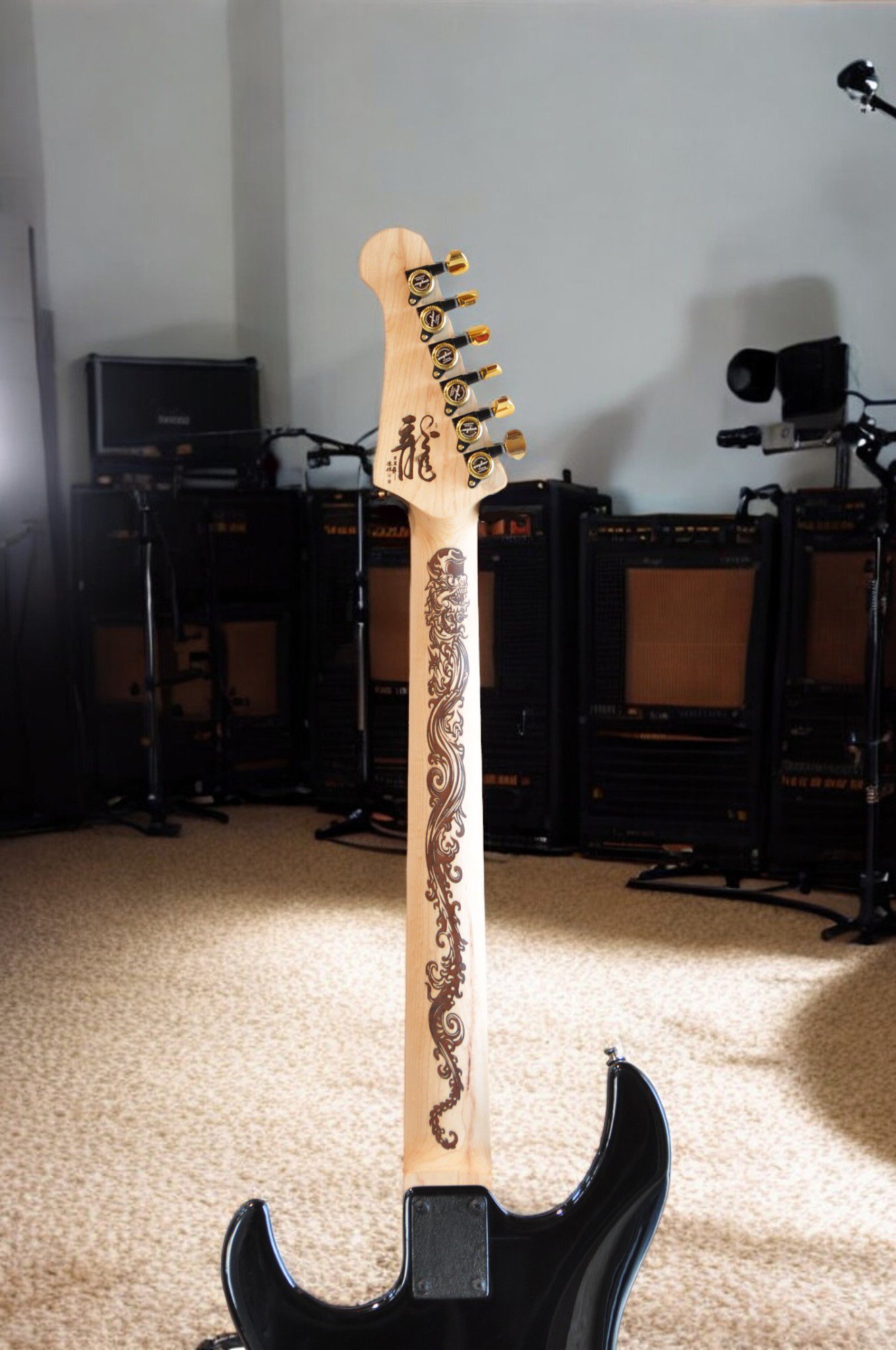 Gepersonaliseerde Yamaha Pacifica 112J – met gegraveerde onderdelen, zorgvuldig opgevuld met hoogwaardige acrylverf en/of epoxy voor een unieke en duurzame afwerking. Daarnaast zijn de pickups en hardware geüpgraded voor verbeterde geluidskwaliteit