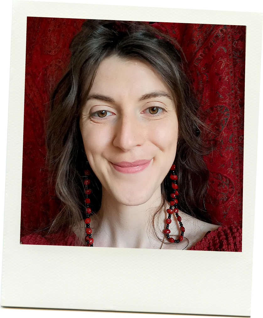 Portrait d'Elisa Jacob, artiste praticienne en art medecine et co-creatrice du voyage creatif de l'offre A l'Origine, Studio Origine