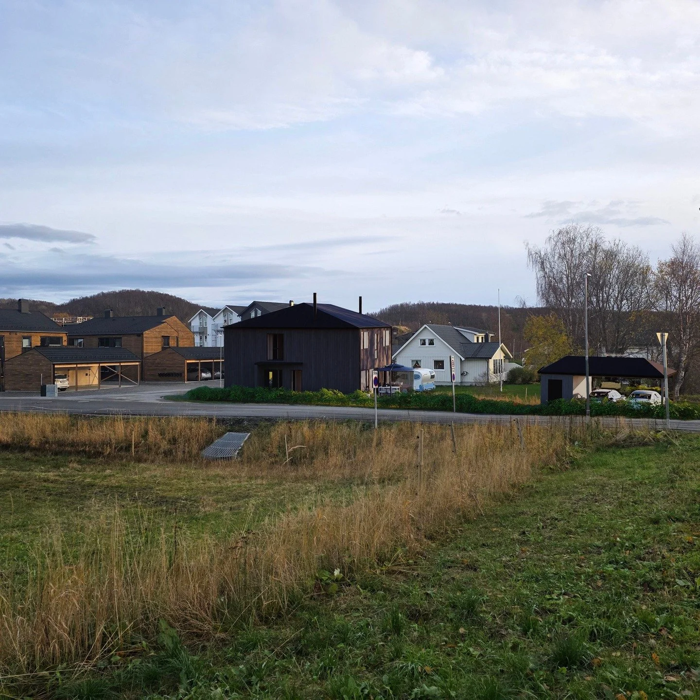 Velkommen til Oddan!

En oppgradert tomannsbolig i naturskj&oslash;nne omgivelser 🏡
✔Eget konsept med farger, 1-stavs parkett og fliser
✔Smarthus og elbillader
✔Carport og hage

Kontakt:
📞908 75 796
📧post@nbutvikling.no