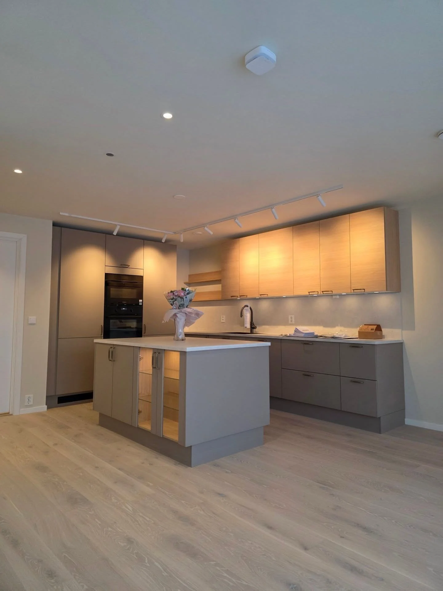 Munarvollveien 6A er overlevert til ny eier 🥳

Boligen har Autobolig smarthusl&oslash;sning fra Witana og et gjennomtenkt farge- og materialkonsept fra NB Utvikling 🏡 T&oslash;mrerarbeid er utf&oslash;rt av Vexti 🔨

Er du p&aring; jakt etter ny bo