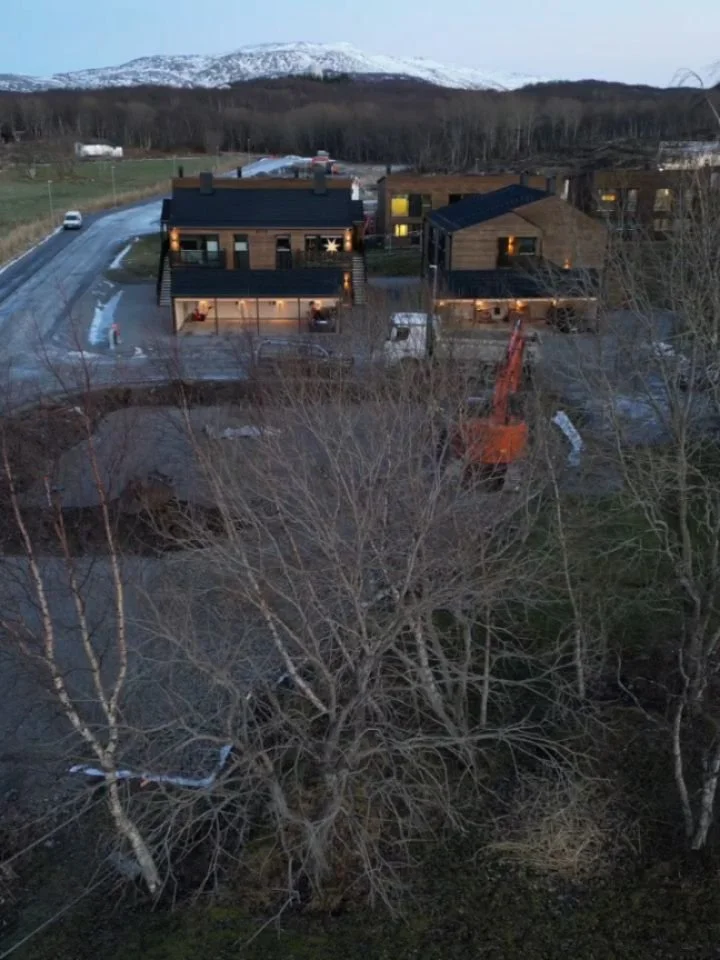 @pedersen_og_hansen har overlevert tomten v&aring;r klar til bygging av tomannsboligen p&aring; Oddan, Tverlandet 🤩 

I januar starter @vexti_as med byggingen, er dette ditt nye hjem? 🏡 
Les mer p&aring; nbutvikling.no 

Kontakt oss
📞 908 75 796
?