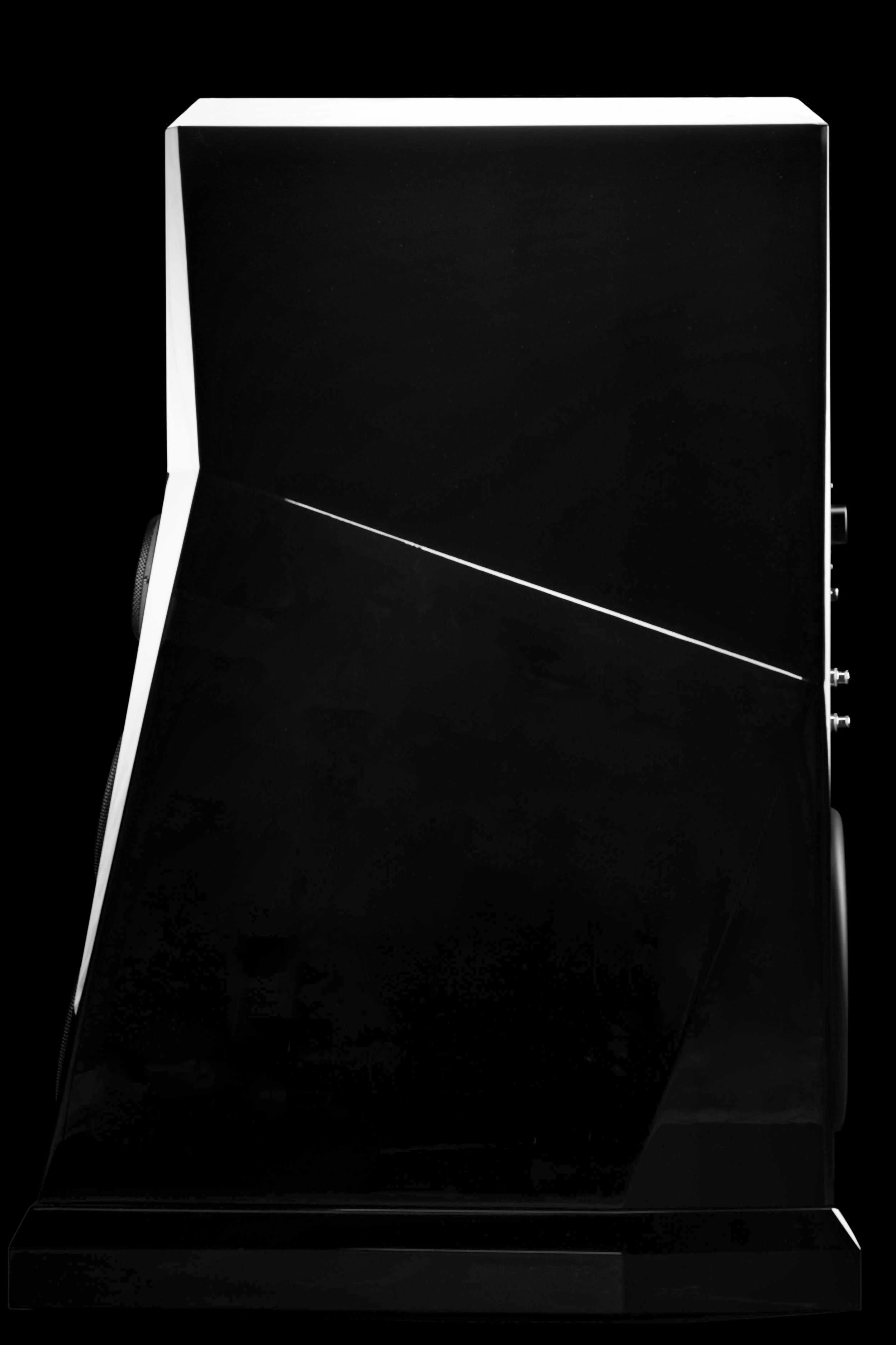 ULTRA.nine_Side_2500 × 3750_LIGHT_web.jpg