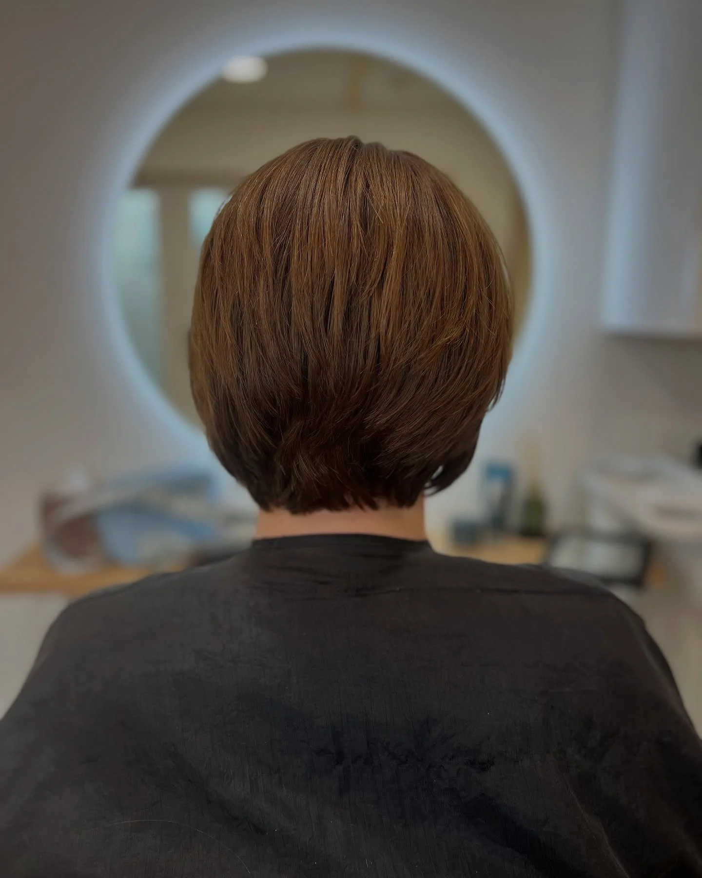 β¨ Fresh Bob Style β¨(After & Before shots)
During our consultation, my client shared that she’d like to grow her hair longer. To make sure it still looks gorgeous while it grows, we kept the top layers longer and shaped the bottom shorter &