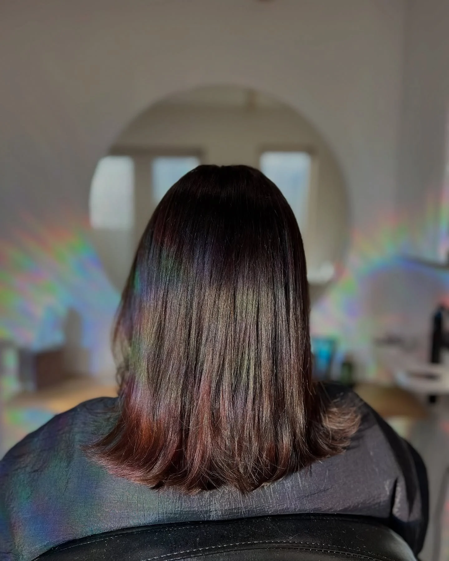 ✨ Root Refresh | Glossy Finish | Cut ✨(After & Before shots)
A regular root touch-up with a beautiful glossing treatment on the ends — keeping the colour fresh, shiny, and full of life.
Another happy client 😌
Full list of services avail