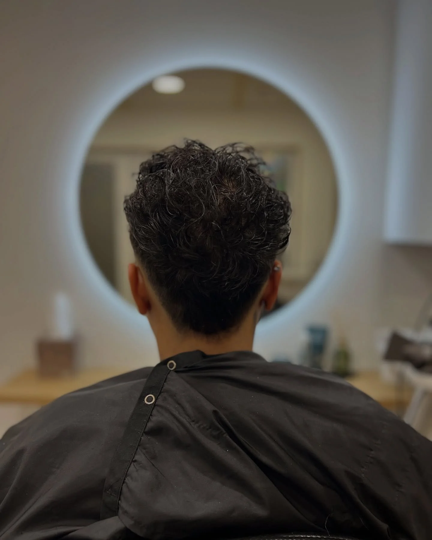 ✨Fresh Clipper Cut ✨ (After shots)
Kept the curls long on top to show off their natural texture, paired with a clean skin fade around the ears for a crisp, modern finish.
Full list of services available on website. Book for you next hair appointme