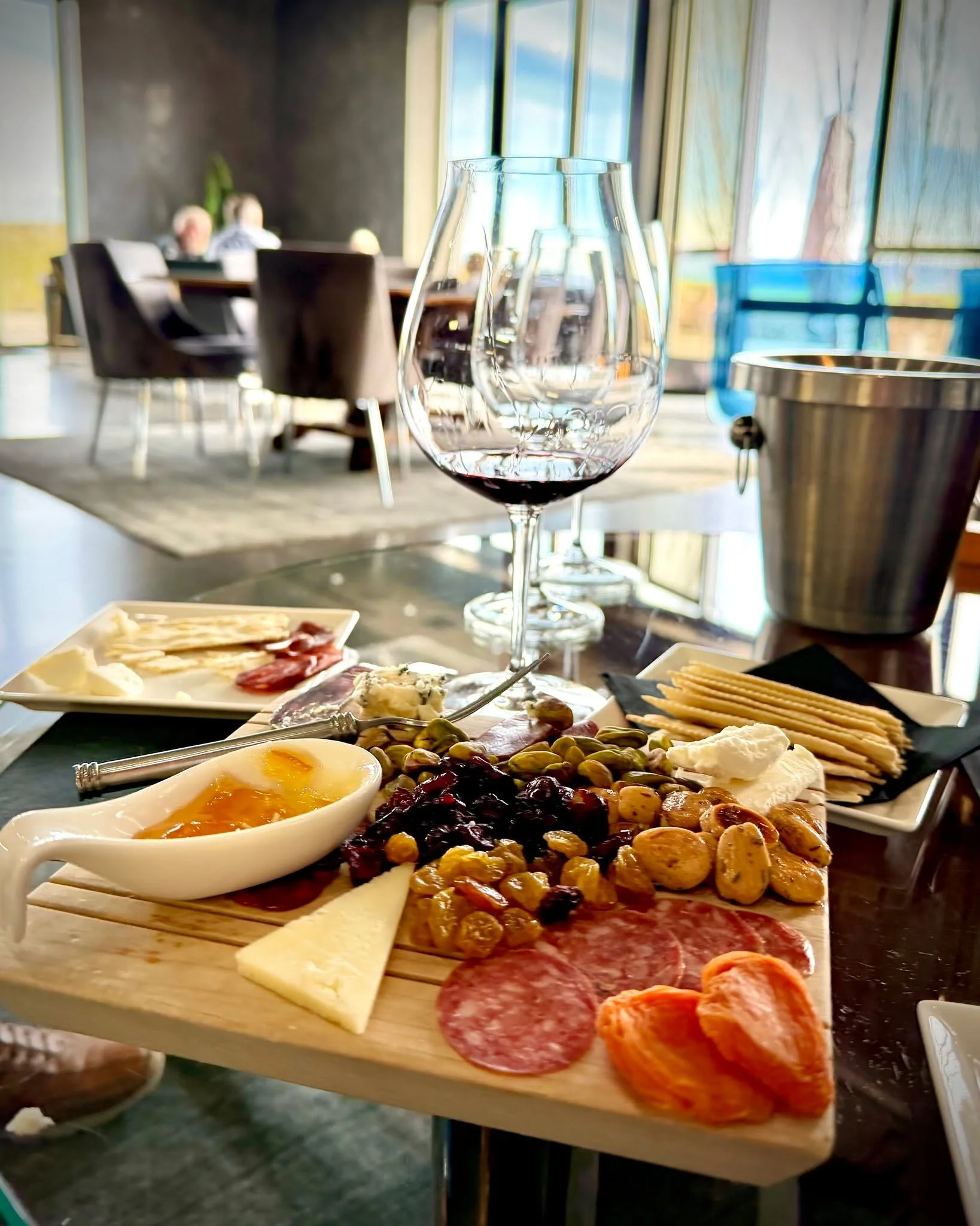 My husband wandered out to the tasting room at @long.shadows this weekend for a wine tasting and really enjoyed the experience.

Set among the rolling hills of wheat fields outside Walla Walla, the views alone are worth the visit. Inside, the tasting