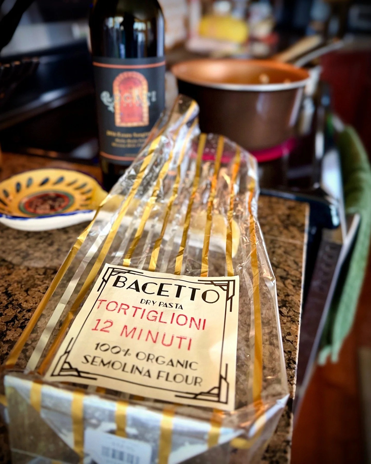What happens when you have a bag of pasta from @bar.bacetto, chestnut mushrooms from @chesedfarms, a bottle of wine from @locati_cellars_and_cigars, and marinara sauce from @margueritewallawalla?

You get the kind of meal that feels a little bougie&h