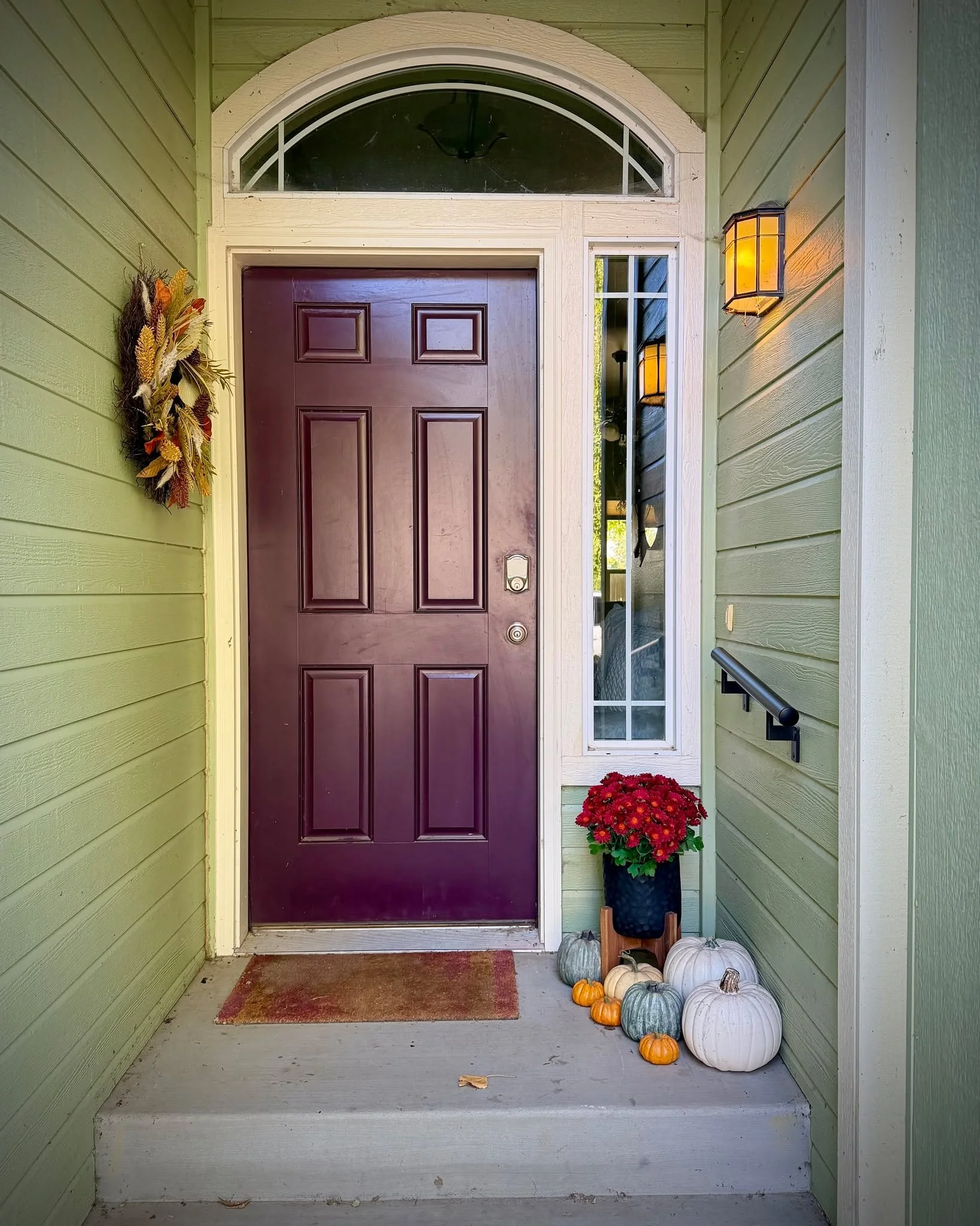 🍂 It definitely feels like fall around here!

I needed to stretch my creative muscle a little, so I had some fun decorating the front porch for autumn. There&rsquo;s just something about playing with color palettes, textures, layers and seasonal det