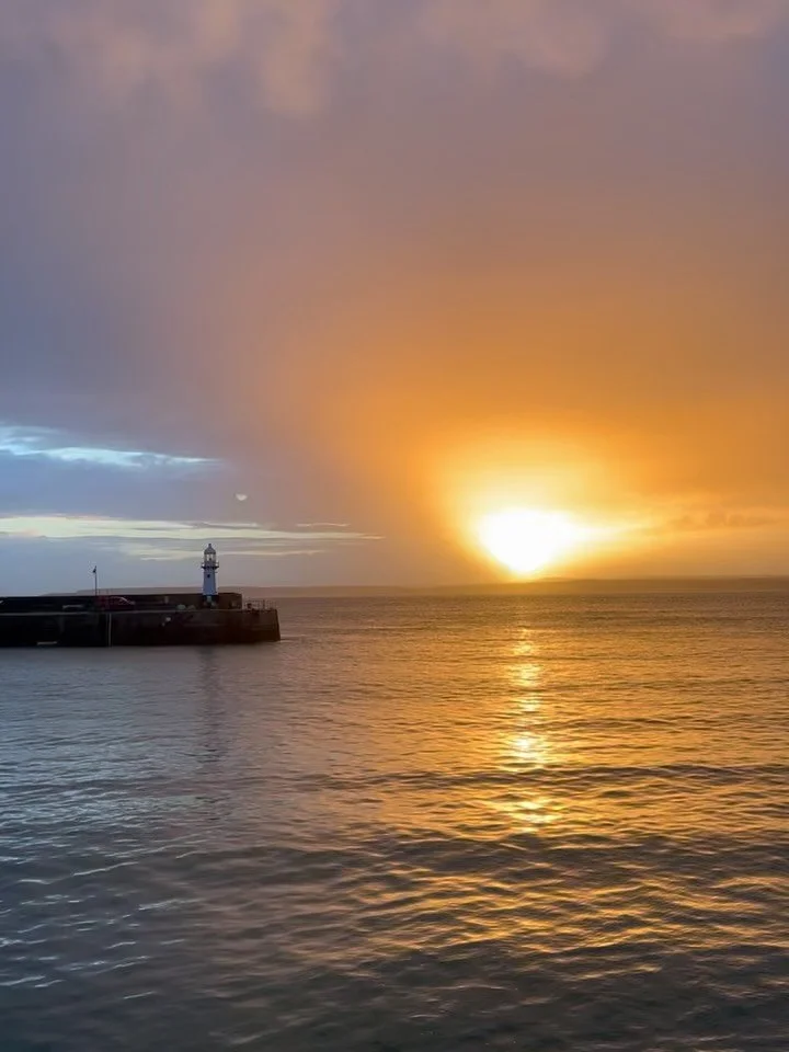 From one full moon to another 🌝❤️&zwj;🔥🌝

1. Sunrise walk with my love ❤️&zwj;🔥🌊🌅
2. Soul map chats with @notsosmugnow 
3. Autumn treasures
4. Forever vibing with trees
5. Grounding with my lil pisces moon
6. Brighton adventures with @pollylava