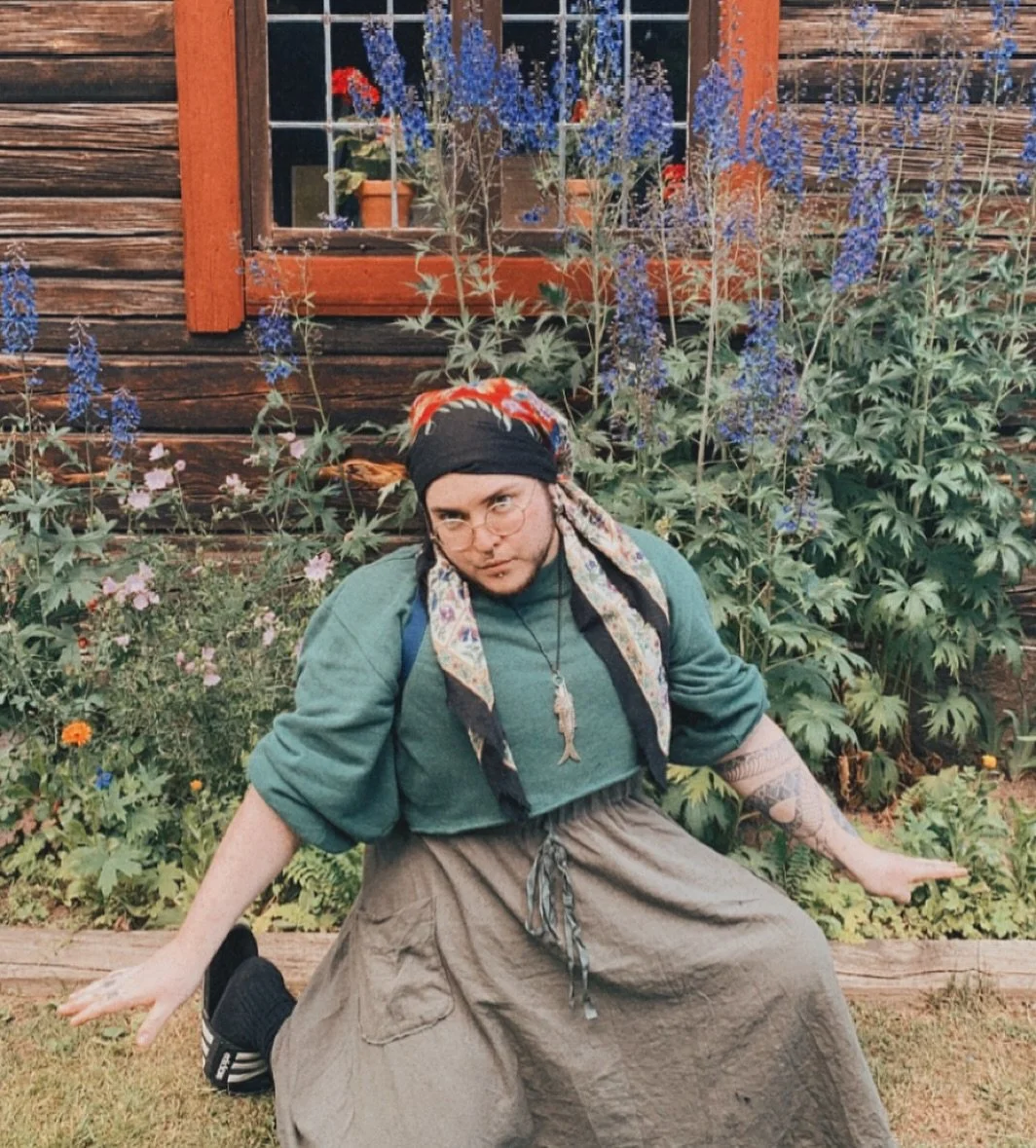 Hello divas !!! 💅👋
My name is EL and I&rsquo;m the new salon coordinator here at halcyon!
I&rsquo;m a professional illustrator, art teacher, Scorpio, and card carrying yapper born and braised in Dallas, Texas. 
Here in Pittsburgh, I&rsquo;ve been i