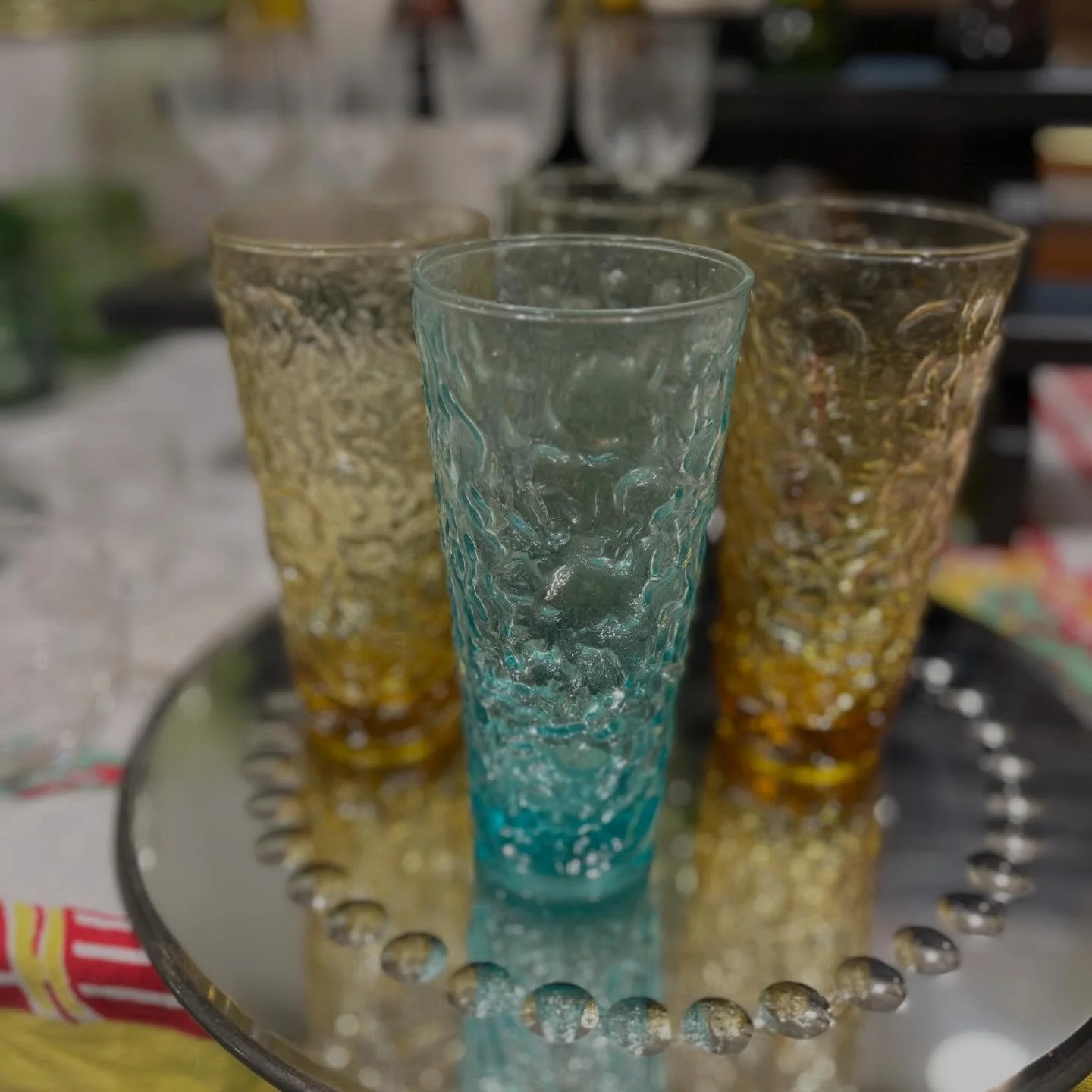 Vintage Anchor Hocking Lido Milano &ldquo;crinkle glass&rdquo; in aquamarine and amber gold. Always a favorite on the table. ✨
#AnchorHocking #LidoMilano #CrinkleGlass #VintageGlassware #MidCenturyGlass #Barware #FADMarket #VintageFinds #AquamarineGl