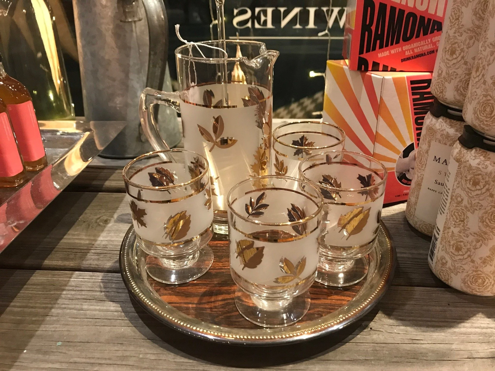 Golden leaves, frosted glass, and mid-century charm &mdash; this vintage set is giving full holiday glow. 🍁 Perfect for your Thanksgiving table or a sparkling gift for your favorite host.

Find us this weekend @fadmarket  and discover treasures that