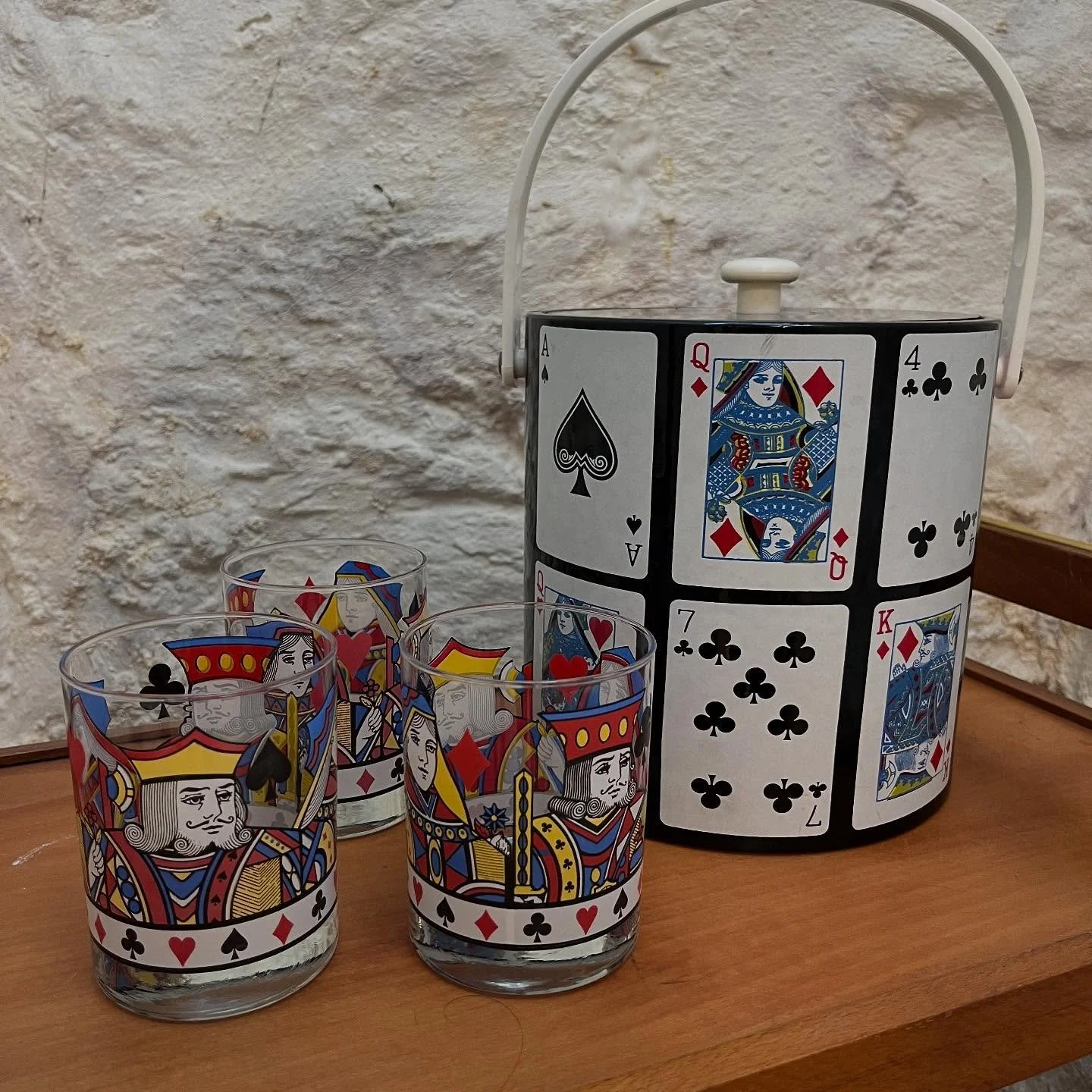 Know when to hold em. Know when to fold em. Know when to walk away. And know when to run. 

#vintagestyle #vintageicebucket #queenofhearts #kingofdiamonds #bareware #cocktailculture