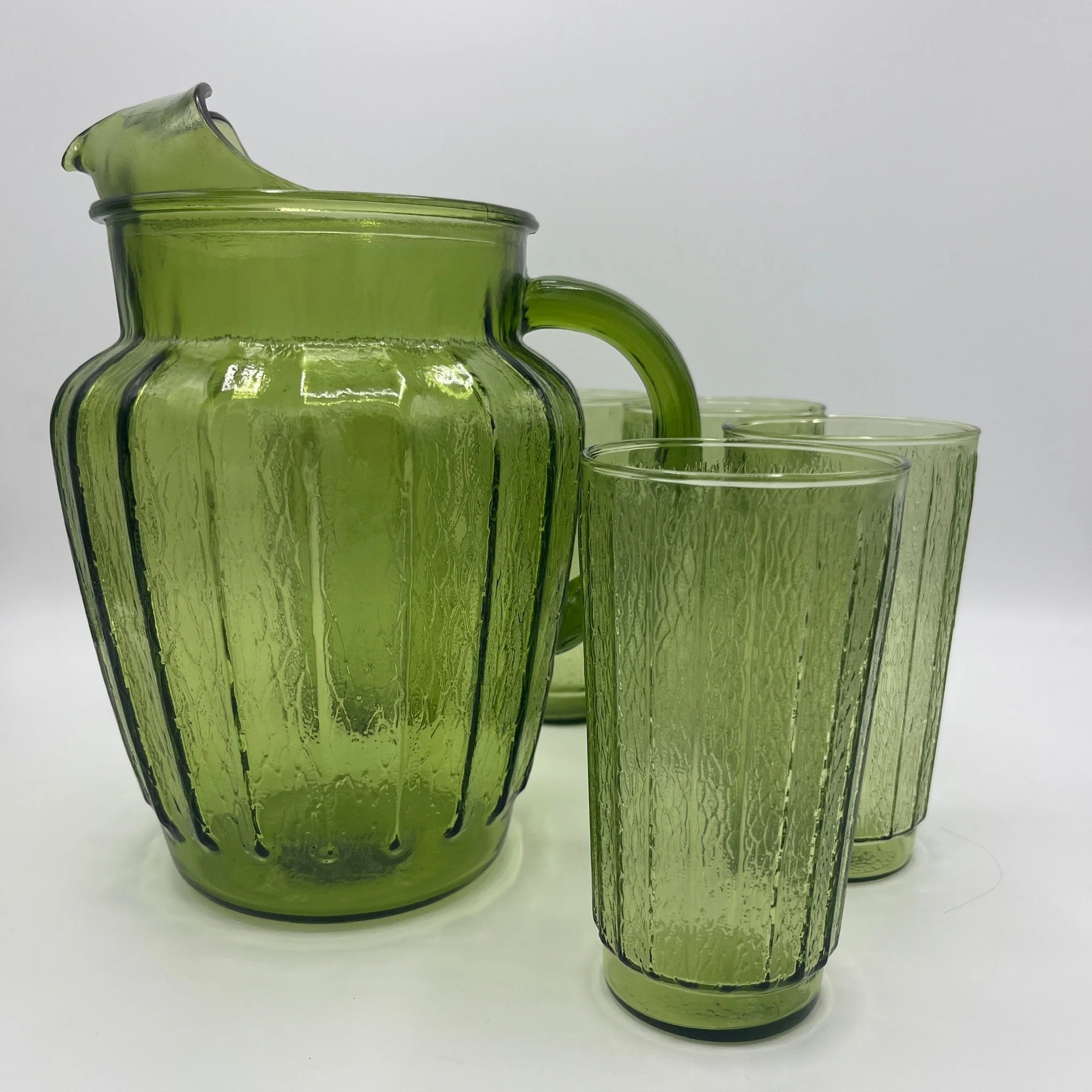 Pour on the retro charm 🍹✨ This Anchor Hocking Lido Milano pitcher set in avocado green brings all the mid-century summer feels. Just add lemonade (or sangria). 🌿🍋

#AnchorHocking #LidoMilano #VintageBarware #MidCenturyModern #BarflyVintageBK #Ret