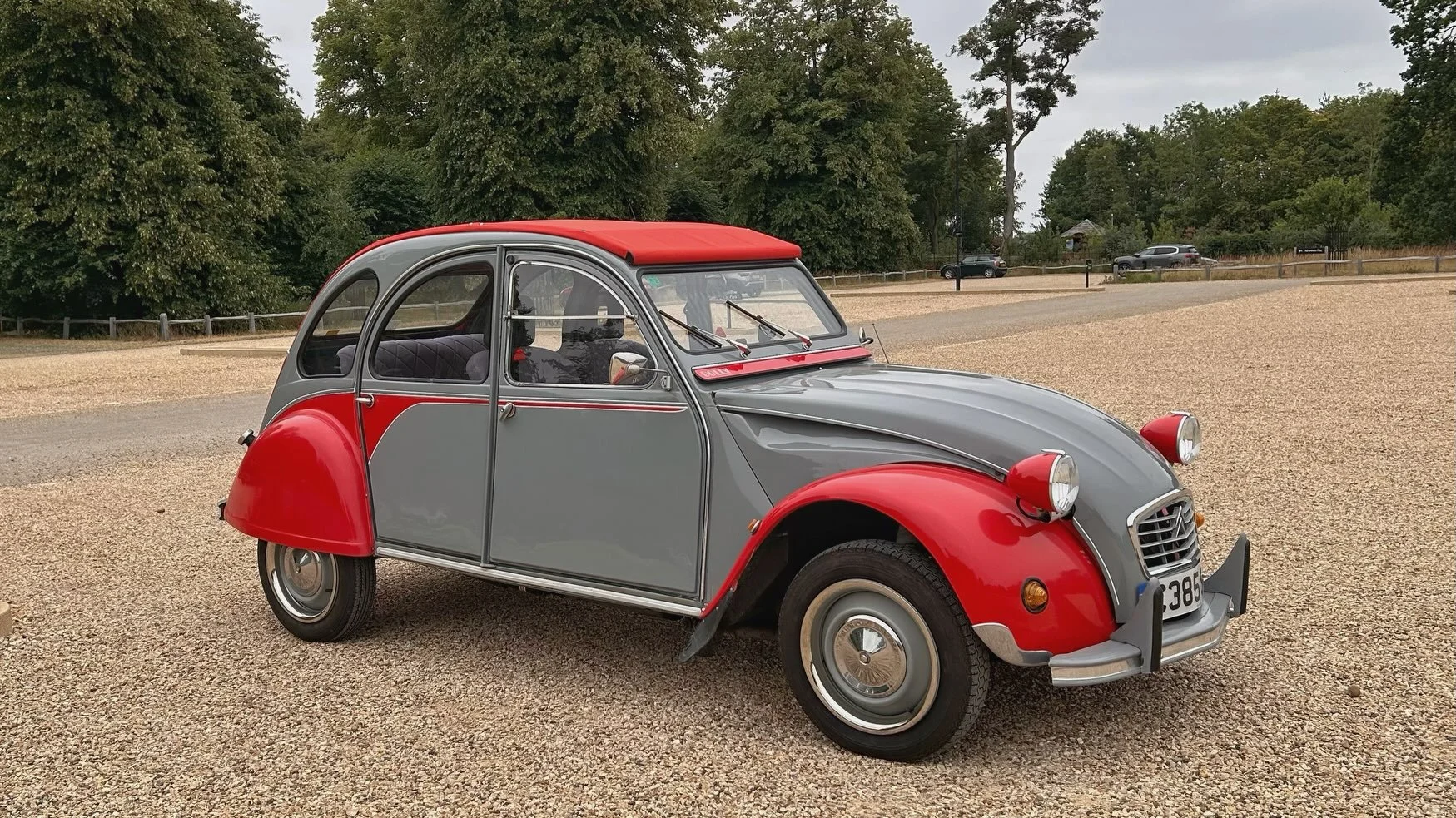 Our first outing with Marguerite after collecting from @peak2cv to @burghleyhouse near Stamford. A lovely drive in the #Lincolnshire countryside to see the beautiful gardens and consume the excellent coffee and scones. #citroen2cv #2cv #classiccars #