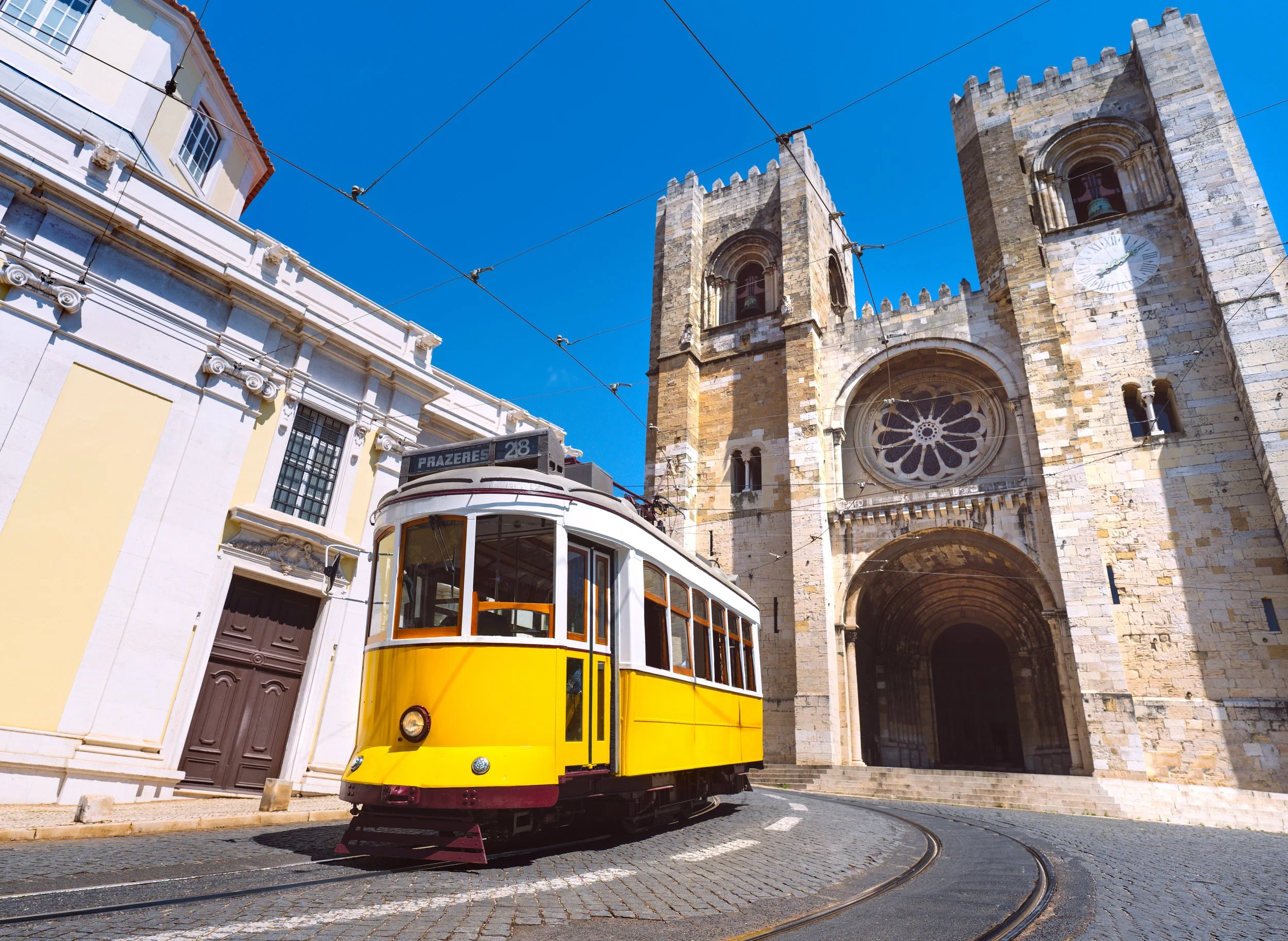Tram 28 in front of Sé Catedral