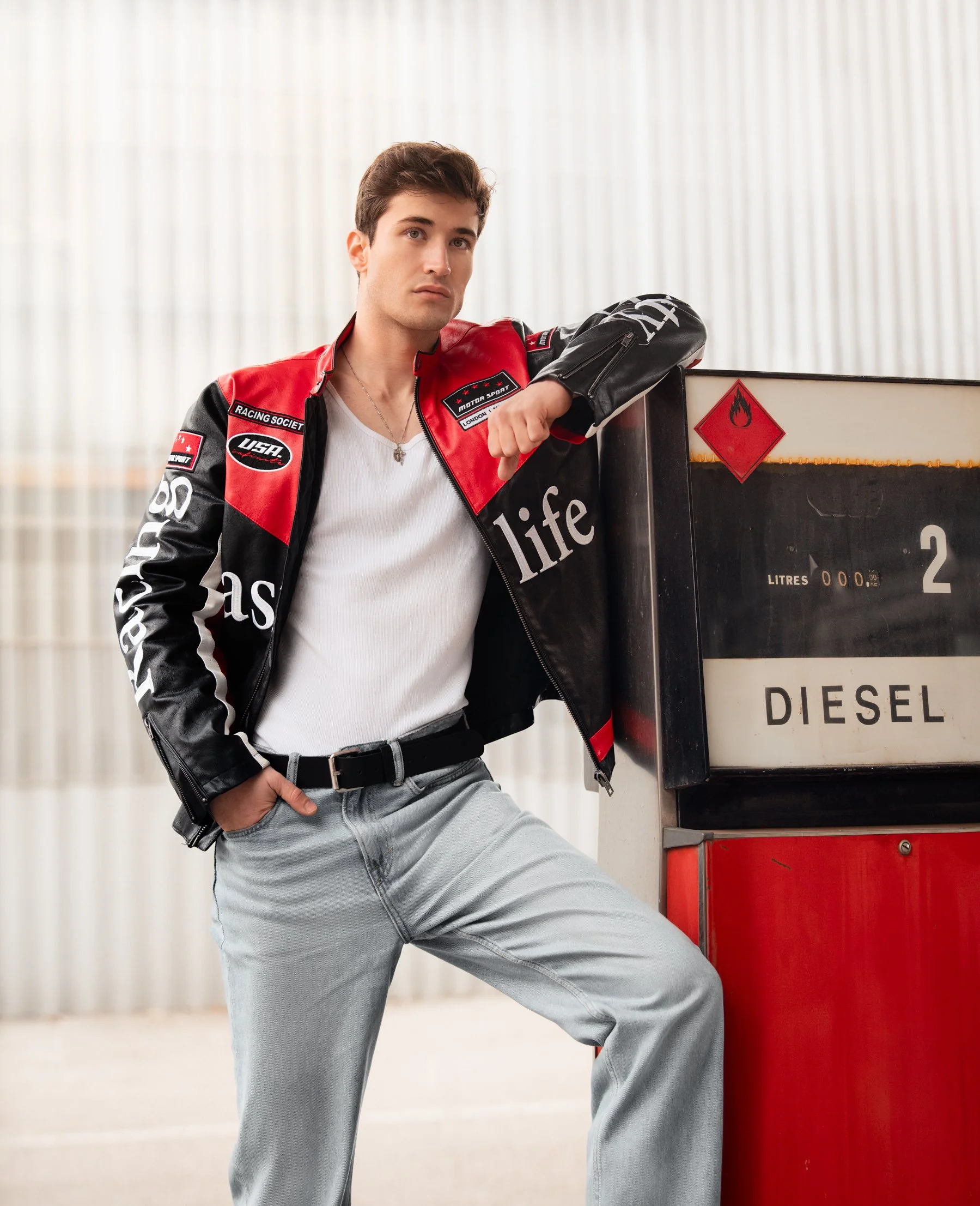 Guillaume-pompe-à-essence-veste-motard (1).jpg