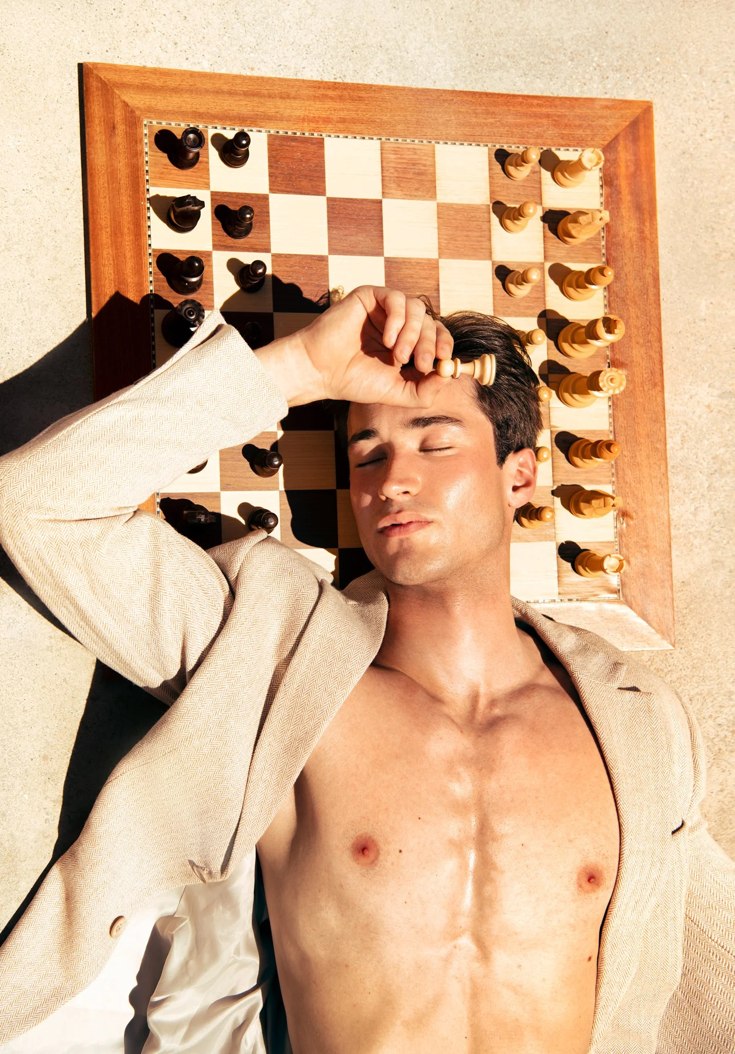 Guillaume-échec-costume-beige-allongé.jpg
