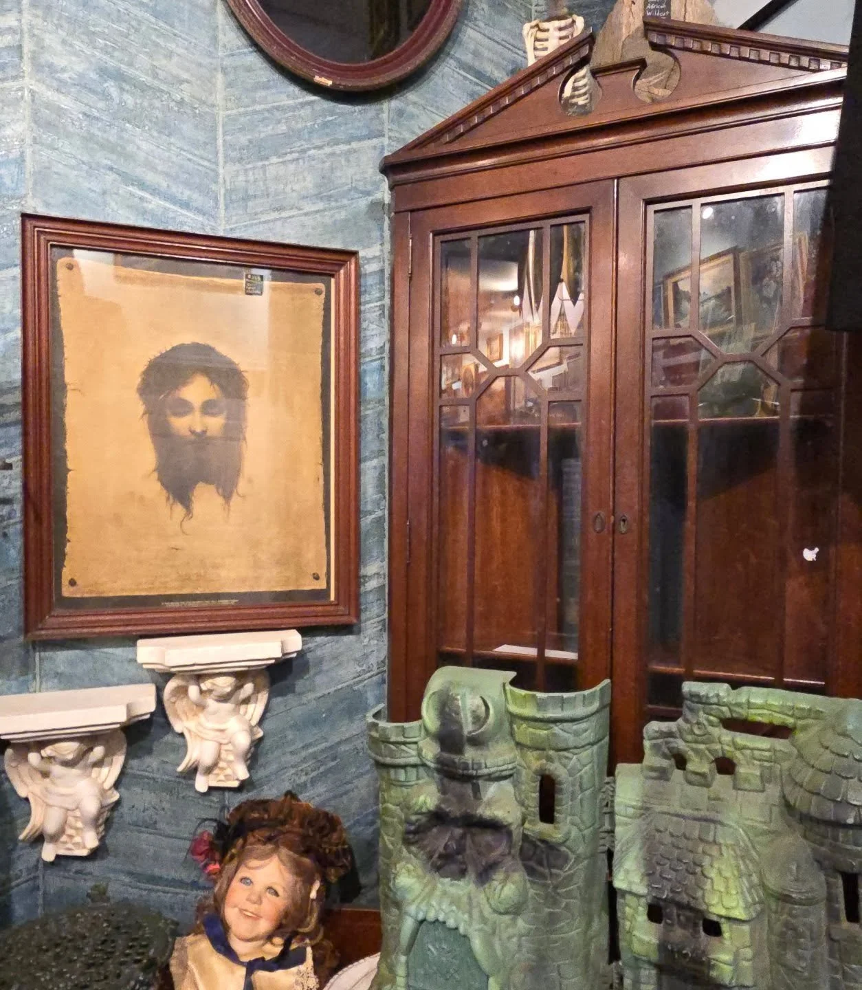 ✨️ The weather is beautiful! Which means its the perfect day for an Asheville thrifting excursion! Take home a new prized possession today!
Curiouser &amp; Curiouser AVL is located on Sweeten Creek road across from our amazing neighbors @sweetencreek