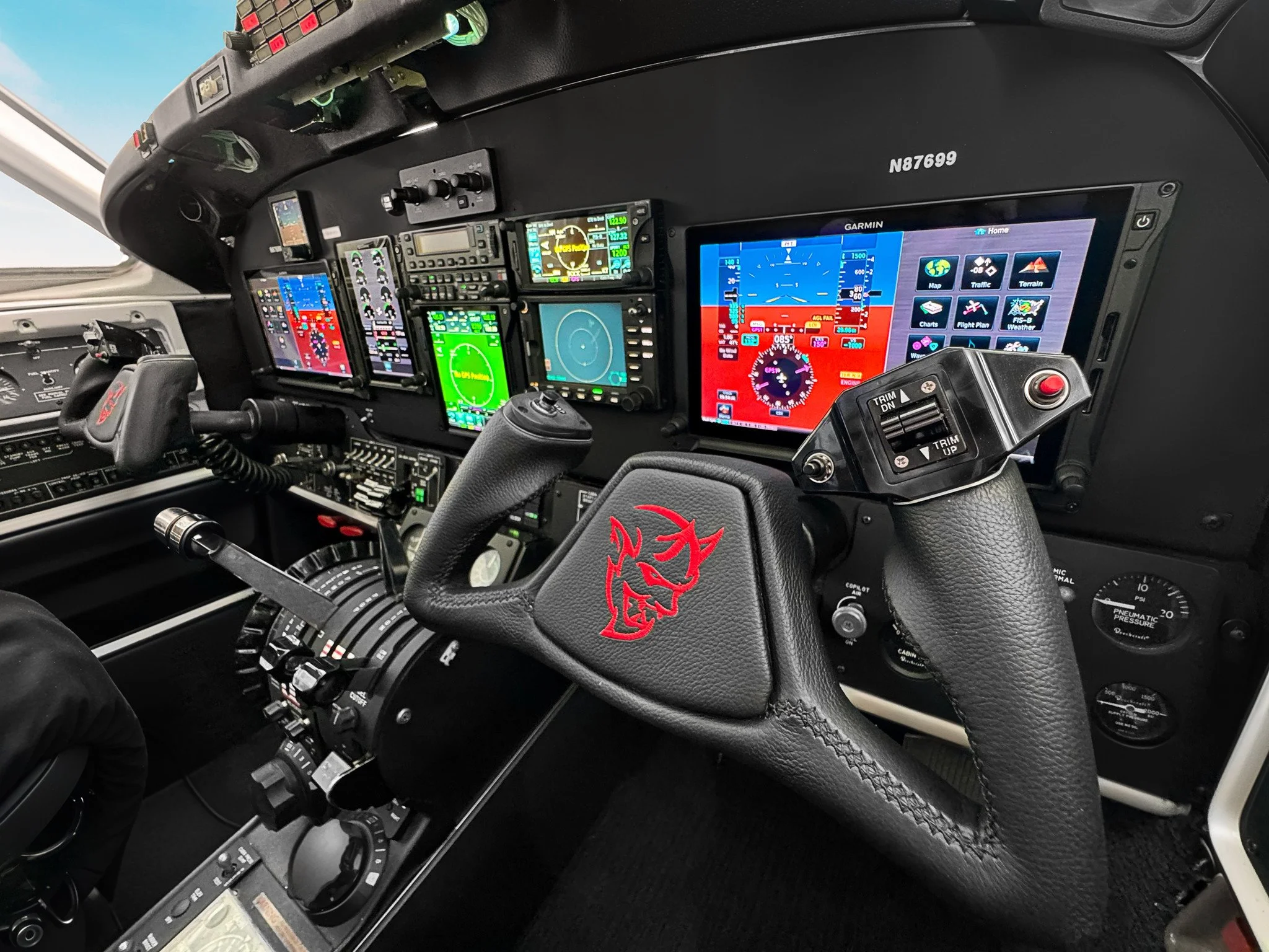 Mag1_Interior_Avioncs_Angle_edit_2_copy__99996.jpg
