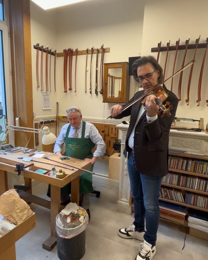 The great violin maestro  @lkavakos playing tonight in Brussels at @bozarbrussels . Pleasure to have you once again in our workshop at @maisonbernard !

#violon #violin #violonist#bowmaker #bowmaking#maisonbernard #stradivari
