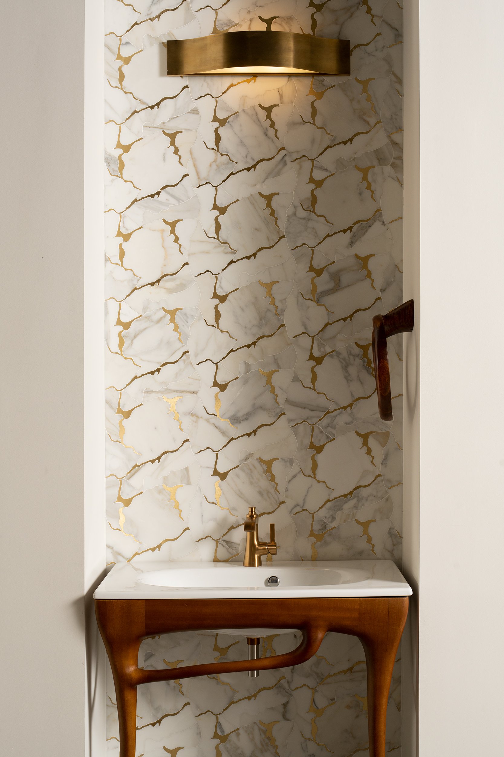 Priano - Showroom - Tight Vanity Vignette - One.jpg