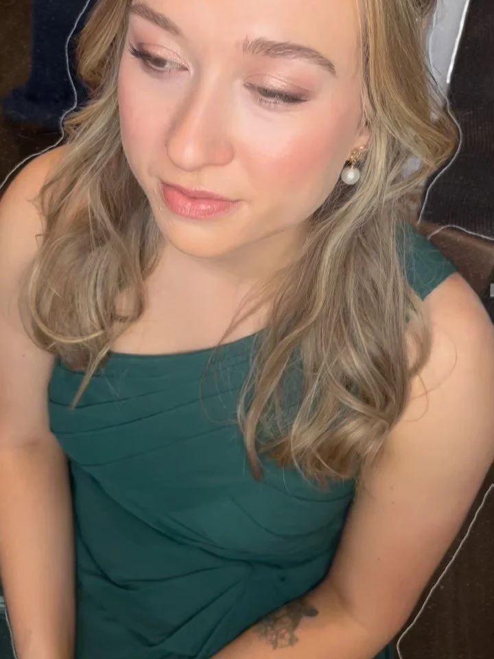 My signature style 🤍

If you love glowy, natural-to-glam makeup (aka you on a really good day) ✨
and creative, tousled hair that looks effortless but done&hellip;
then I&rsquo;m your gal 💫

#bridalmakeupartist #bridalhairinspo #glowymakeup #modernb