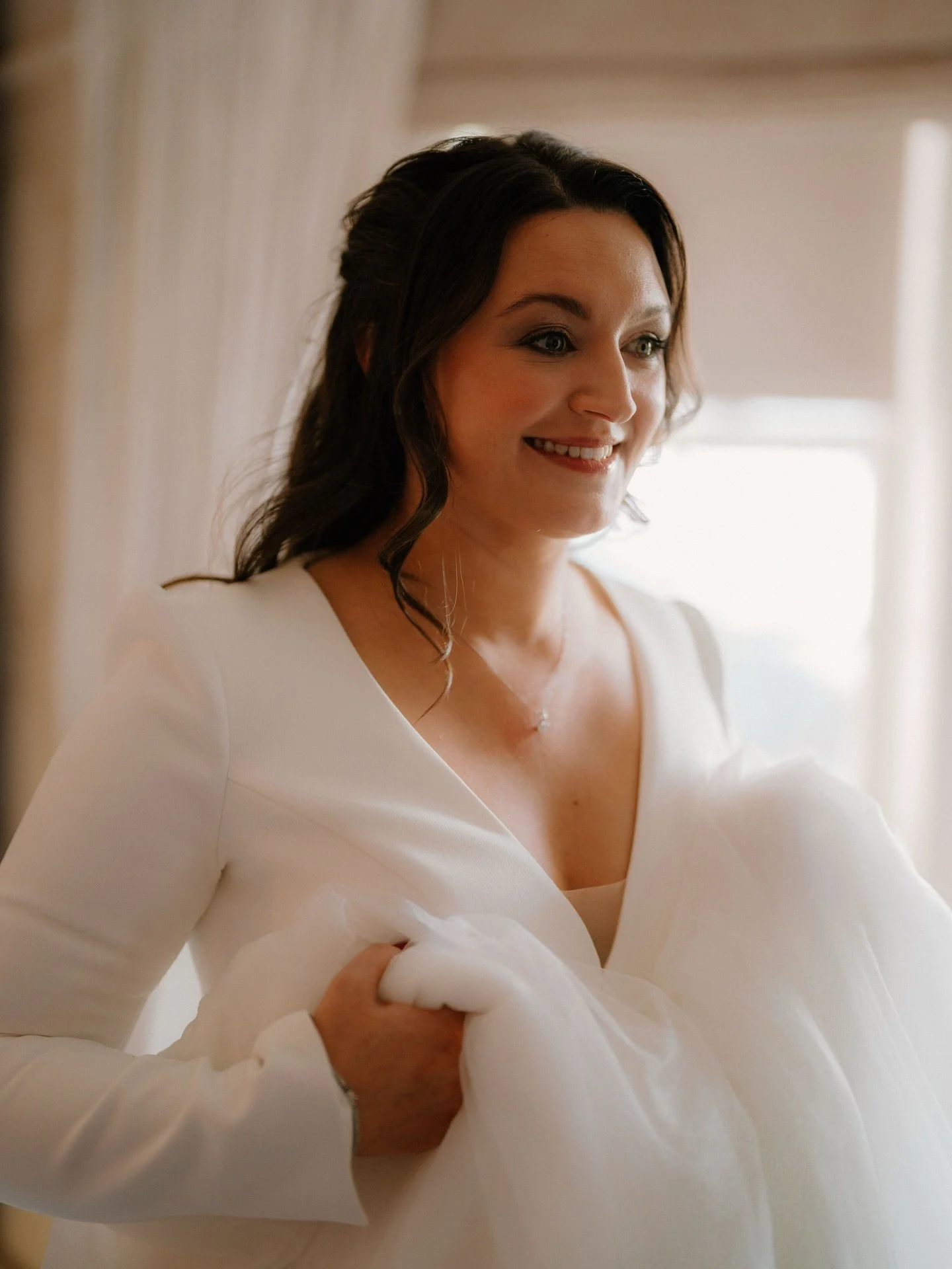 Zoe 😍 What a pleasure it was to get her and her beautiful bridal party ready in December. Such a calm, joyful morning filled with love, laughter, and the most stunning glam moments.

📸- @tomaizenbergphoto 

#BridalHair #BridalMakeup #WeddingGlam #B