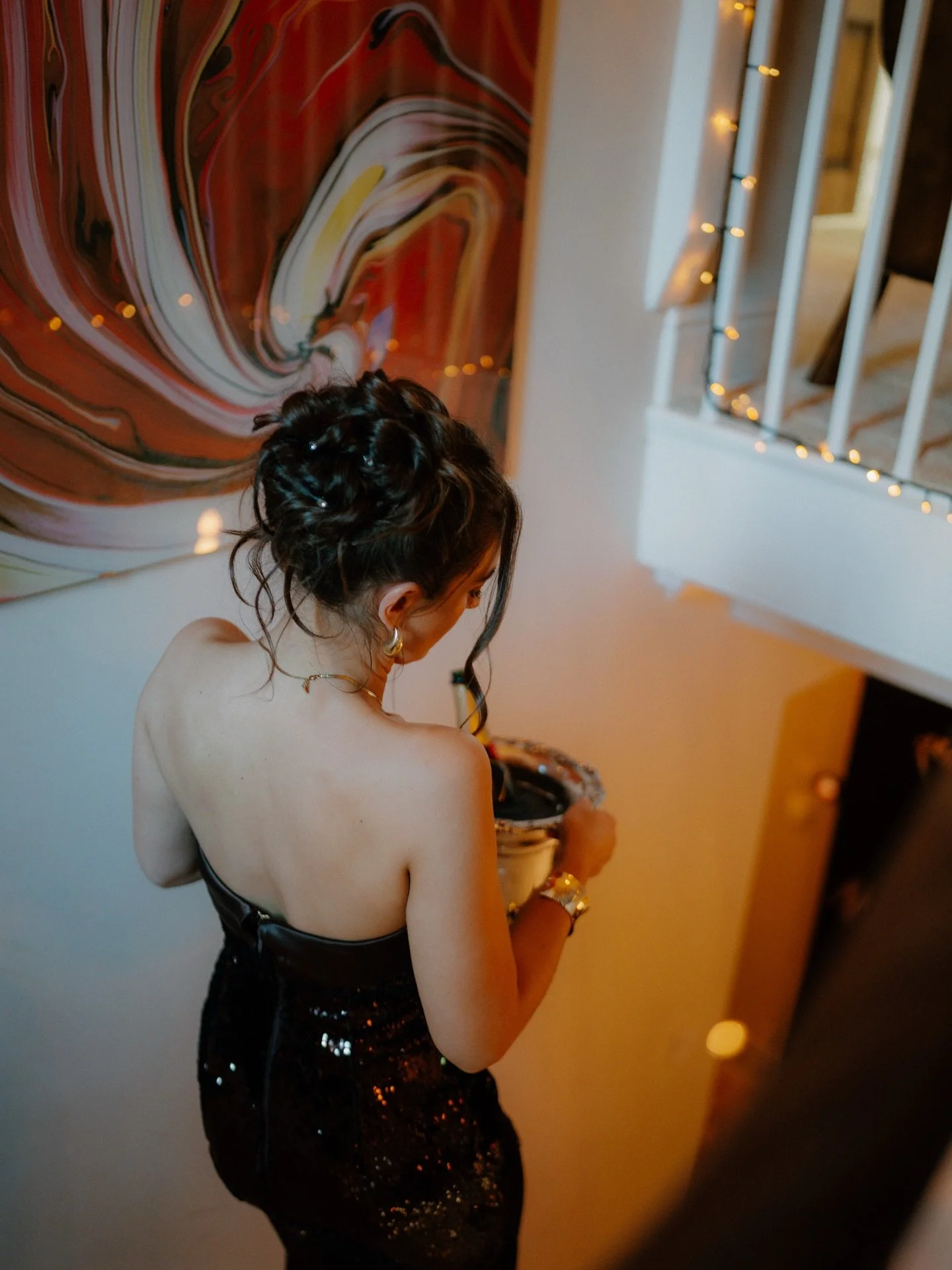 Walking into this week like&hellip; 💁&zwj;♀️✨

Champagne in had and sparkly dress on and stunning updo 🥰

Photographer - @tomaizenbergphoto 

#weddinghair #bridalhair #weddingupdo #bridalstylist #bridalmakeup