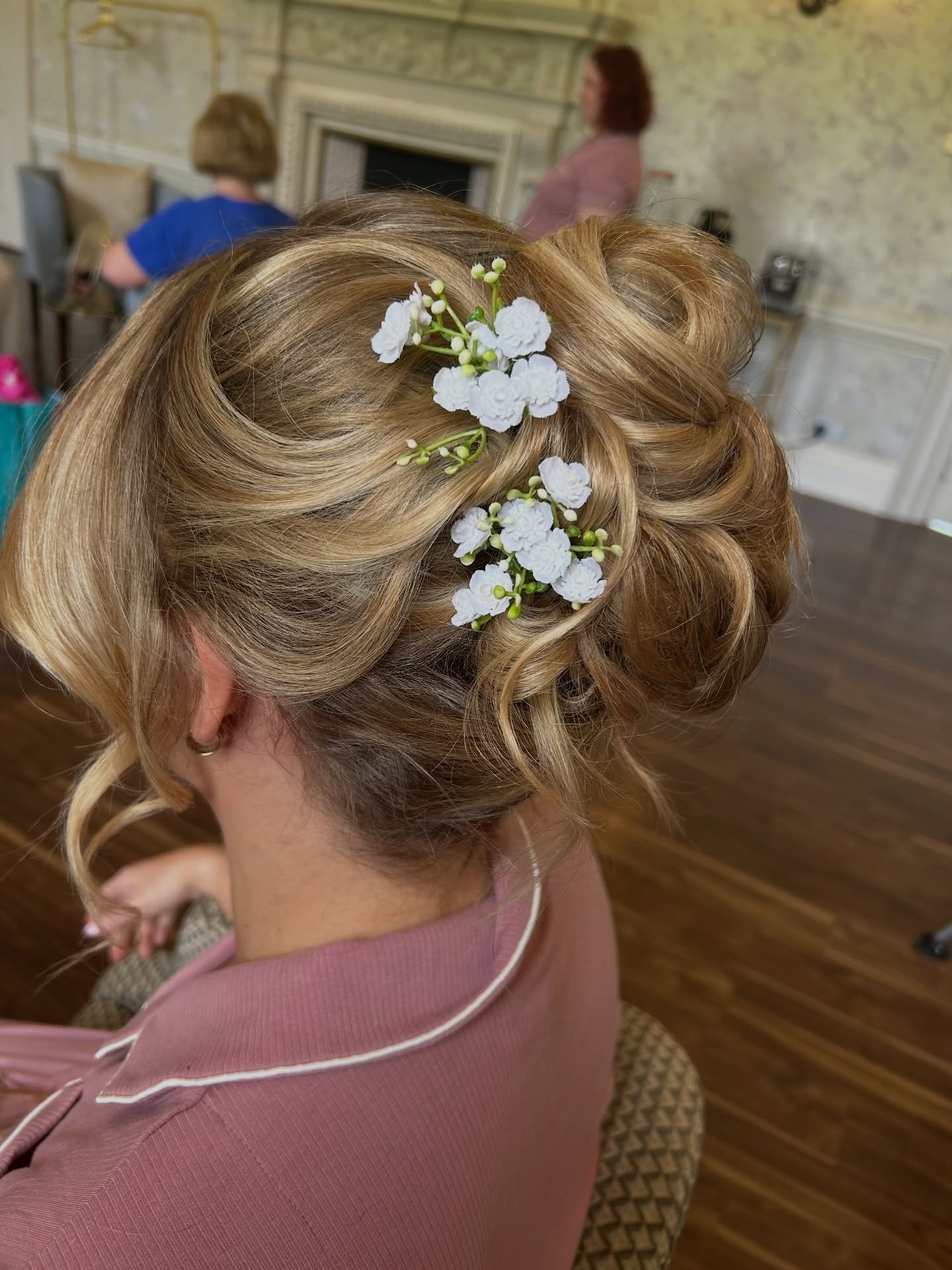 Hair inspiration alert!! ✨

I loved creating this textured boho up do full of softness, movement and effortless vibes 🤍

Created at @mordenhall 

#bohobridalhair #weddinghairinspo #bridalupdo #texturedhair #ukweddinghair