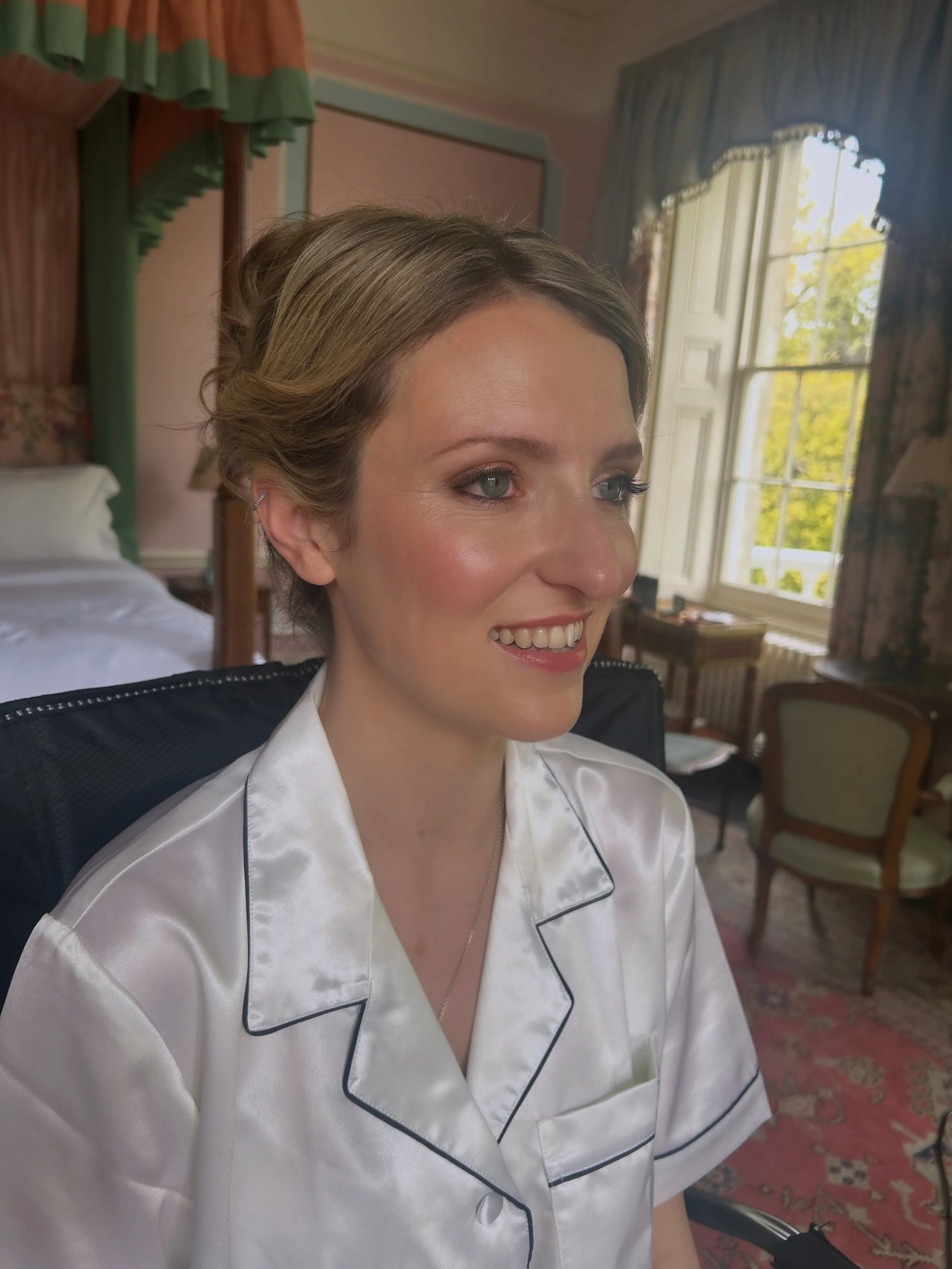 Can we all take a minute for my stunning bride Roisin 😍

What a pleasure it was to get you and your bridal party ready 💕

Thank you to my glorious assistant Sam! 

#WeddingHair
#BridalGlam
#SoftGlamBride
#LuxuryBride
#ModernBridalBeauty
