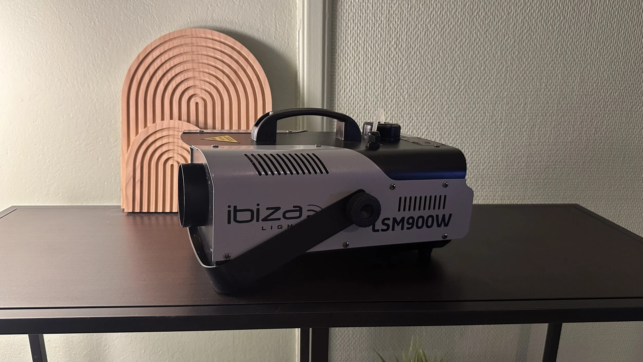 Ibiza Light LSM900W røykmaskin 900w som lager masse røyk