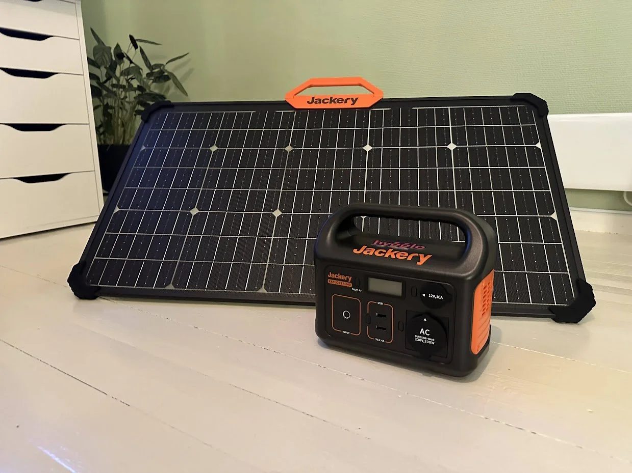 Jackery Explorer 240 powebank med Jackery Solarsaga 80 solcellepanel til bærbar strøm