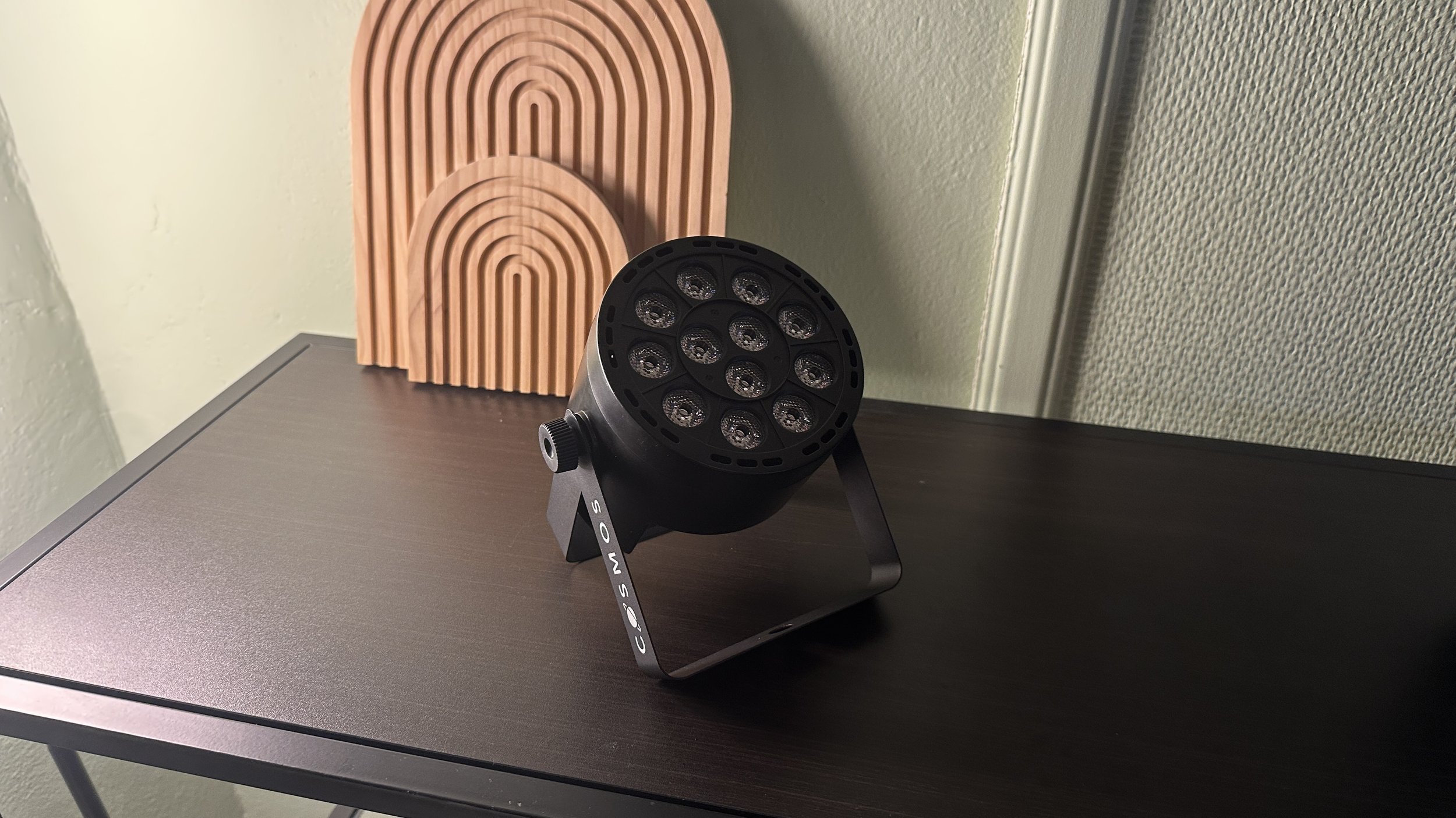 Mini Par light som kaster forskjellige fine farger og kan styres av musikk