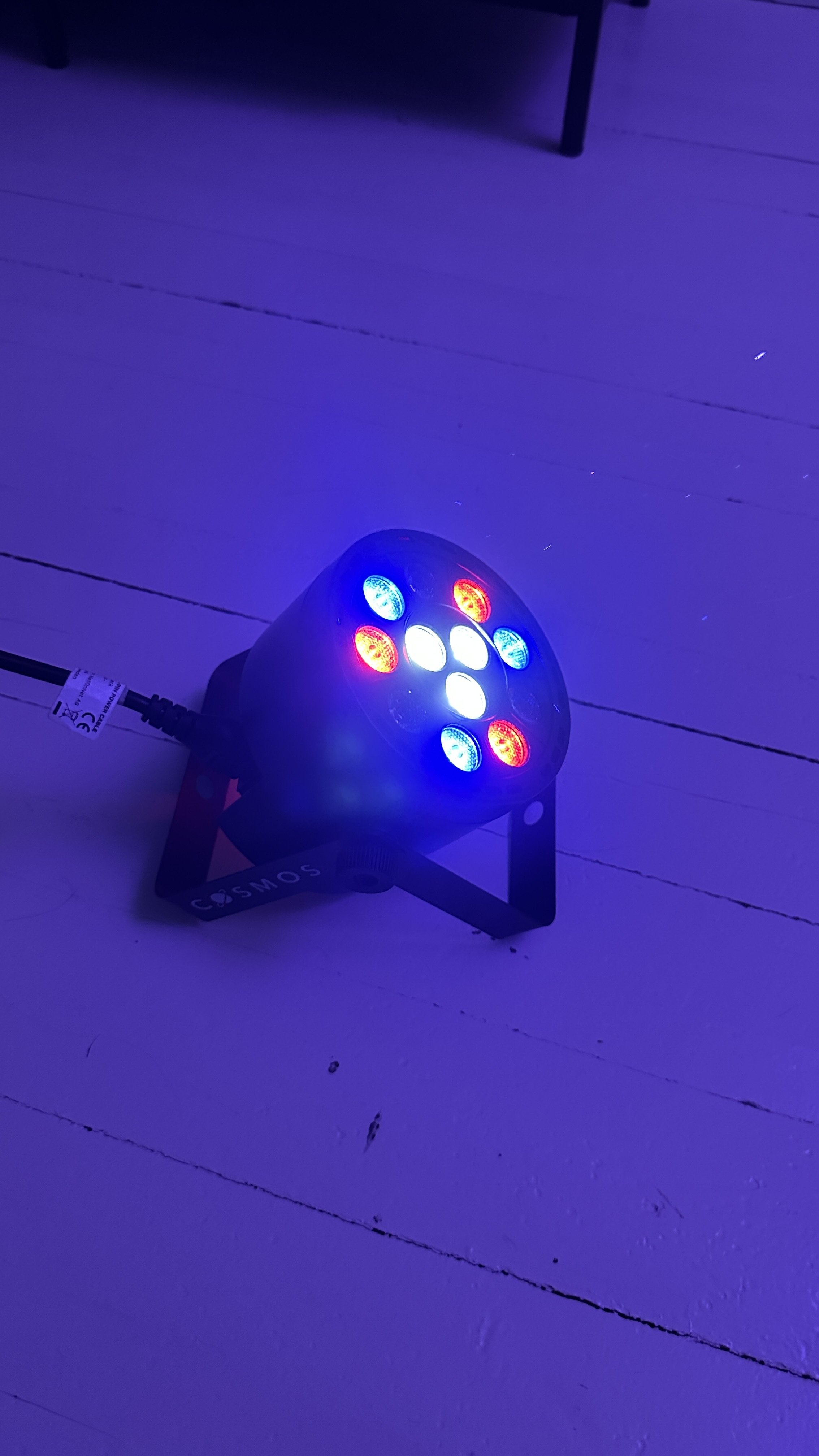 Mini Par light som kaster forskjellige fine farger og kan styres av musikk